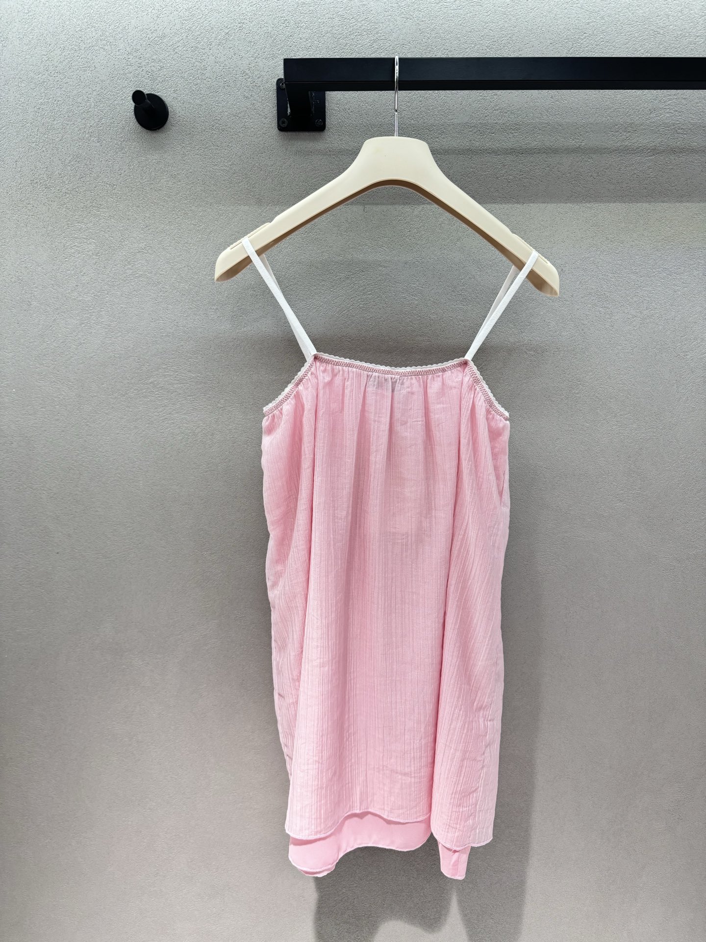￼ 🌾2026 SPring&Summer ！MM粉色吊带裙，春夏出游的松弛感被这件粉色吊带拿捏了！肌理