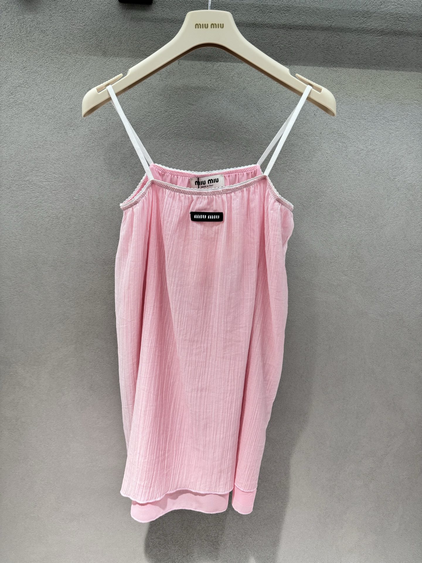 ￼ 🌾2026 SPring&Summer ！MM粉色吊带裙，春夏出游的松弛感被这件粉色吊带拿捏了！肌理