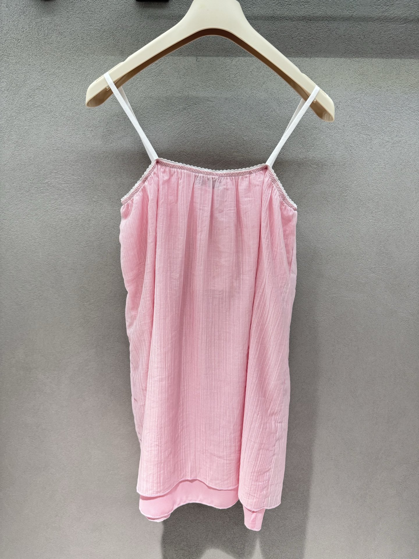 ￼ 🌾2026 SPring&Summer ！MM粉色吊带裙，春夏出游的松弛感被这件粉色吊带拿捏了！肌理