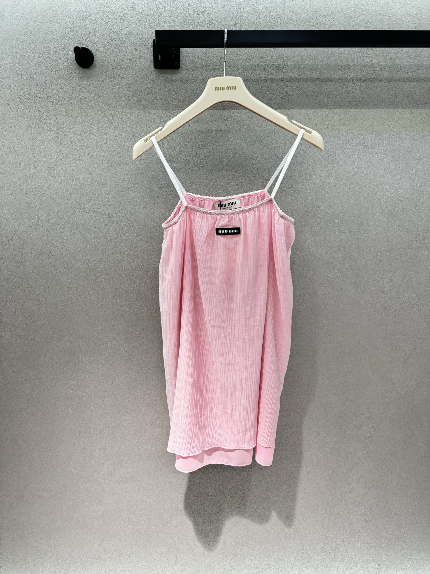 NO:859092,2026 Spring&Summer MM pink suspender skirt, the relaxed feeling of spring and summer travel is captured by this pink suspender!  The textured wrinkled fabric has a cool feeling, the upper body is breathable and comfortable, and it is not stuffy at all. The loose fit is super friendly to the figure. It has a great effect on hiding the flesh, and can be easily controlled by voluptuous sisters. The spaghetti straps + contrasting white edge design are simple and stylish, and will not look monotonous at all. The low-saturated cherry blossom pink has a gentle filter, which can be easily held by yellow-skinned sisters. Wear it alone with wide-leg pants/skirt.  It has a lazy and relaxed vacation style, which is very photogenic when going out to take photos. It can be worn for daily outings and beach vacations. It is very practical to wear multiple clothes ~ Three sizes!  ,,skirts,198609092026 Spring&Summer MM粉色吊带裙, 春夏出游的松弛感被这件粉色吊带拿捏了！ 肌理感皱皱面料自带凉感, 上身透气又舒服,完全不闷汗, 宽松的版型对身材超友好, 藏肉效果绝了,肉肉姐妹也能轻松驾驭, 细肩带+撞色白边设计, 简约又有设计感,完全不会显单调, 低饱和樱花粉自带温柔滤镜, 黄皮姐妹也能轻松hold住, 单穿配阔腿裤/半身裙, 就是慵懒松弛的度假风,出门拍照巨上镜, 日常出街、海边度假都能穿, 一衣多穿超实用～ 三码！,,skirts,,Women's clothing