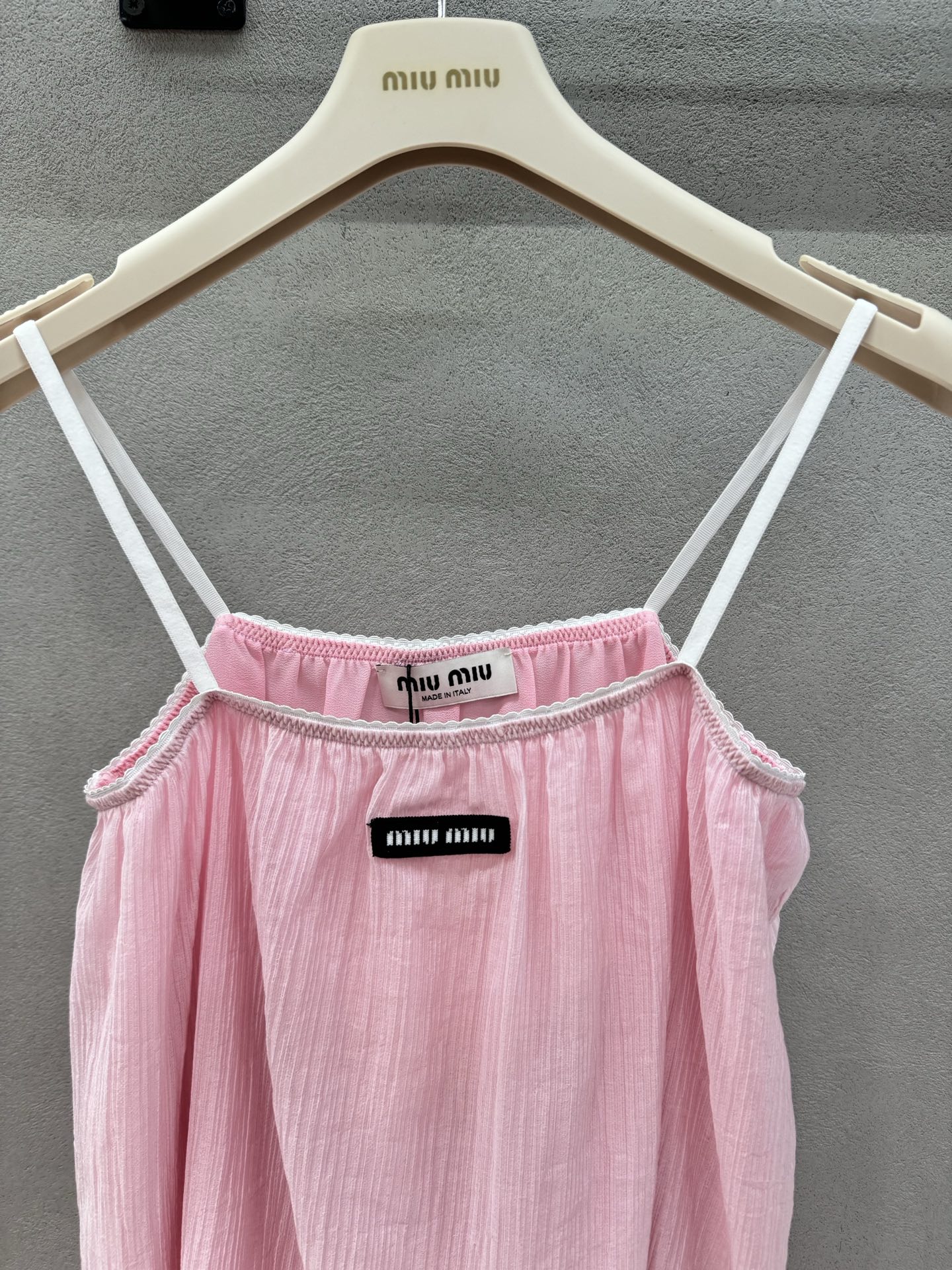 ￼ 🌾2026 SPring&Summer ！MM粉色吊带裙，春夏出游的松弛感被这件粉色吊带拿捏了！肌理