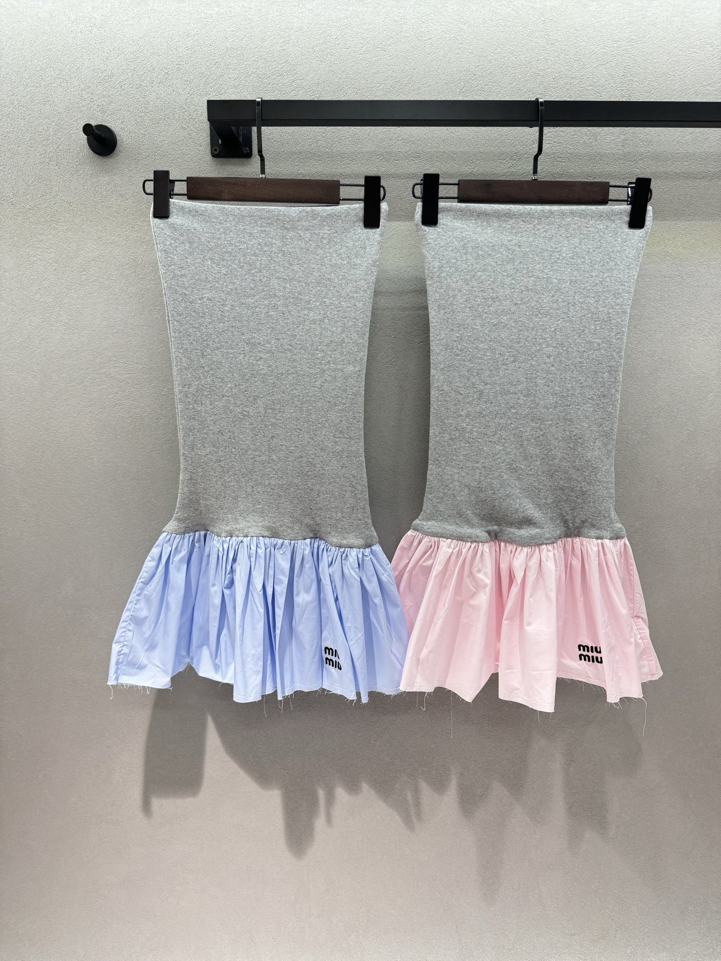 NO:860351,2026 Spring&Summer MM contrasting color patchwork skirt is so exciting for girls!  The heather gray knitted upper section fits the body shape and outlines the curves. The blue/pink two-color poplin ruffles at the hem have a smart drape. The raw edge details + brand logo embroidery give it a sweet and cool texture. The hip-covering version is suitable for short tops. The sweet but not greasy style enhances your good condition. The dazzling outfit brings good fortune and good luck online at the same time~ Two colors, three sizes!  ,,skirts,198609092026 Spring&Summer MM撞色拼接半裙太戳少女心！ 麻灰针织上半段贴合身形勾勒曲线, 下摆蓝/粉双色府绸荷叶边自带灵动垂感, 毛边细节+品牌标识刺绣,拿捏随性甜酷质感,包臀版型适配短款上衣,约会探店出片率拉满 甜而不腻的造型加持好状态, 亮眼穿搭让财运好运同步上线～ 两色,三码！,,skirts,,Women's clothing