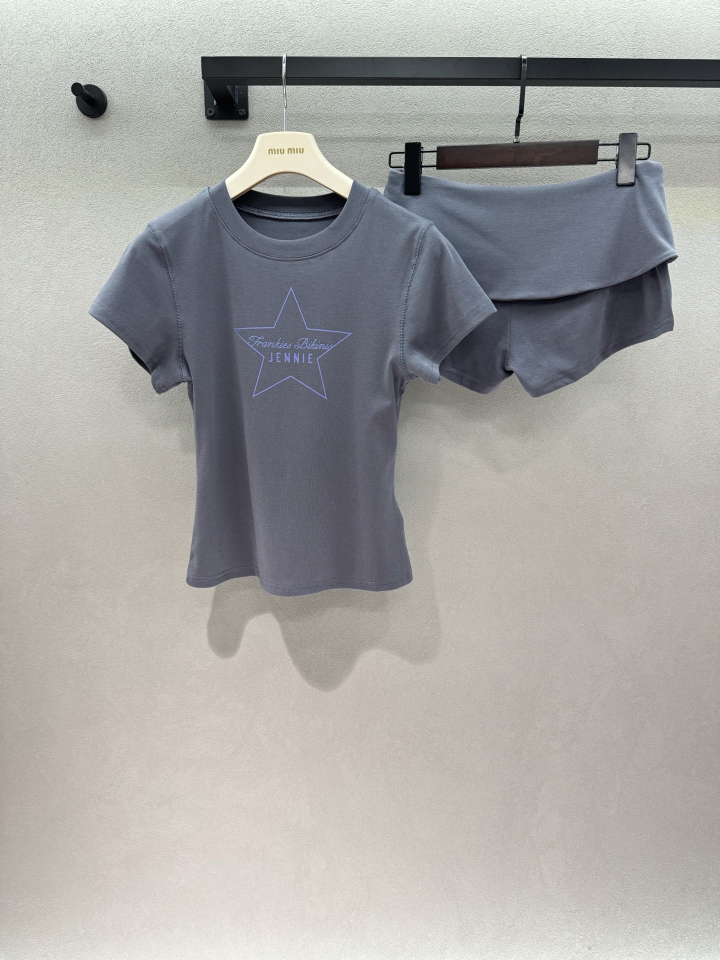 NO:860433,2026 Spring&Summer Jen*nie joint casual suit!  The gray-toned smoky purple comes with advanced filters, the round neck and slim-fitting short sleeves outline the waistline, and the five-pointed star print hides a sense of atmosphere and subtlety. The whole outfit is neat and proportional, and the dazzling shape adds aura. It attracts attention when going out and brings good fortune and wealth~ Three sizes!  ,,T-shirt,198609092026 Spring&Summer  Jen*nie联名款休闲套装！ 灰调烟紫自带高级滤镜, 圆领修身短袖勾勒腰线, 五角星印花暗藏氛围感小心机, 整套穿搭利落显比例,亮眼造型加持气场, 出门吸睛同时财运好运双双拉满～ 三码！,,T-shirt,,Women's clothing