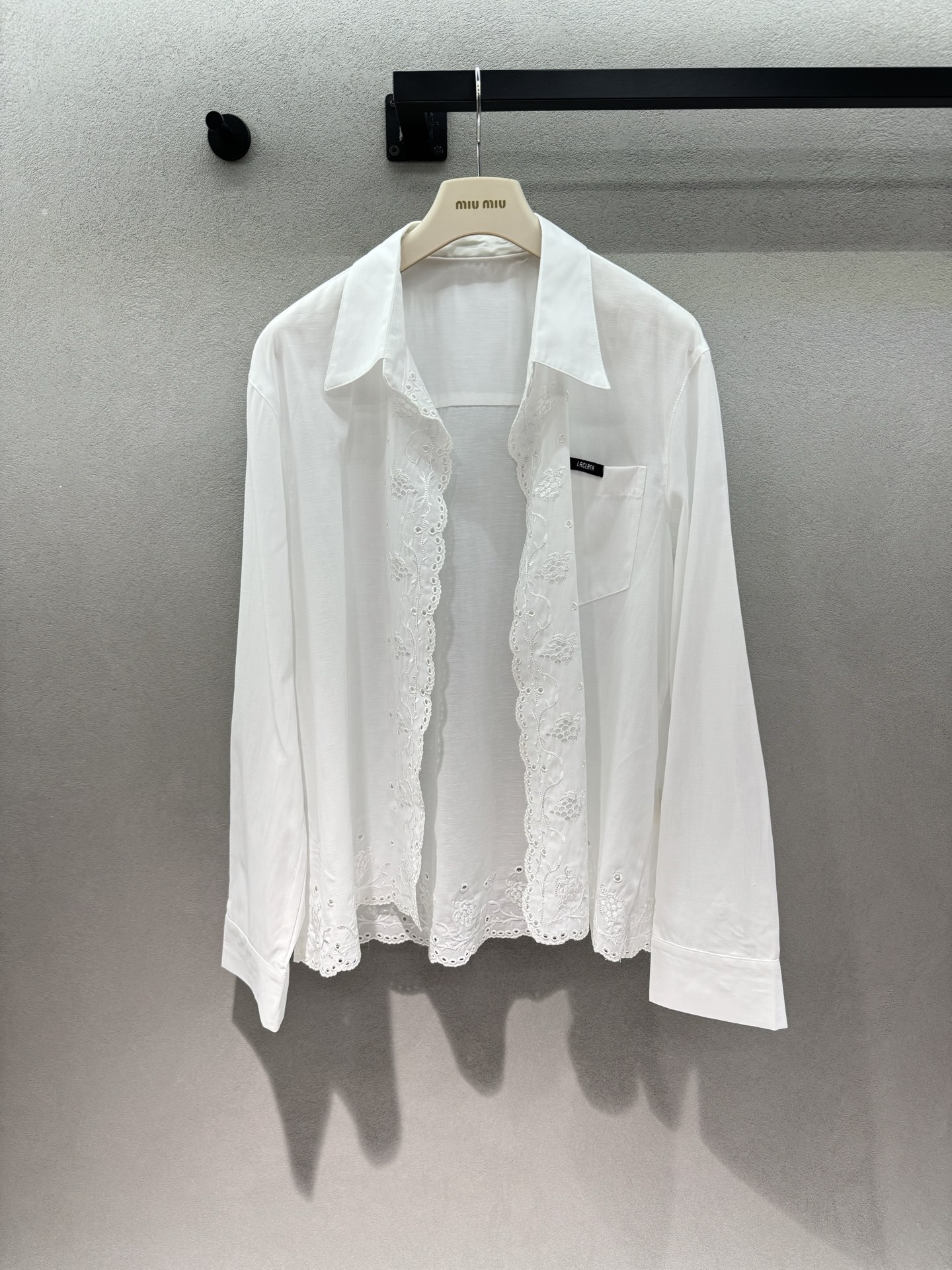 NO:861791,Tube top, skirt, shirt 2026 Spring&Summer LA*, water-soluble flower splicing three-piece set, one set unlocks two styles of wearing alone or stacking, the water-soluble flower details are full, the version hides flesh and shows proportions, the white is huge and white, a must-have for spring and summer wear, more than a photoshoot when going out, versatile and no matter the scene ~ Three sizes!  ,,skirts,shirts,19860909抹胸 半裙 衬衫 2026 Spring&Summer LA*,水溶花拼接三件套, 一套解锁单穿、叠穿两种风格, 水溶花细节拉满,版型藏肉又显比例, 白色巨显白,春夏穿搭刚需款, 出街拍照超出片,百搭不挑场景～ 三码！,,skirts,shirts,,Women's clothing