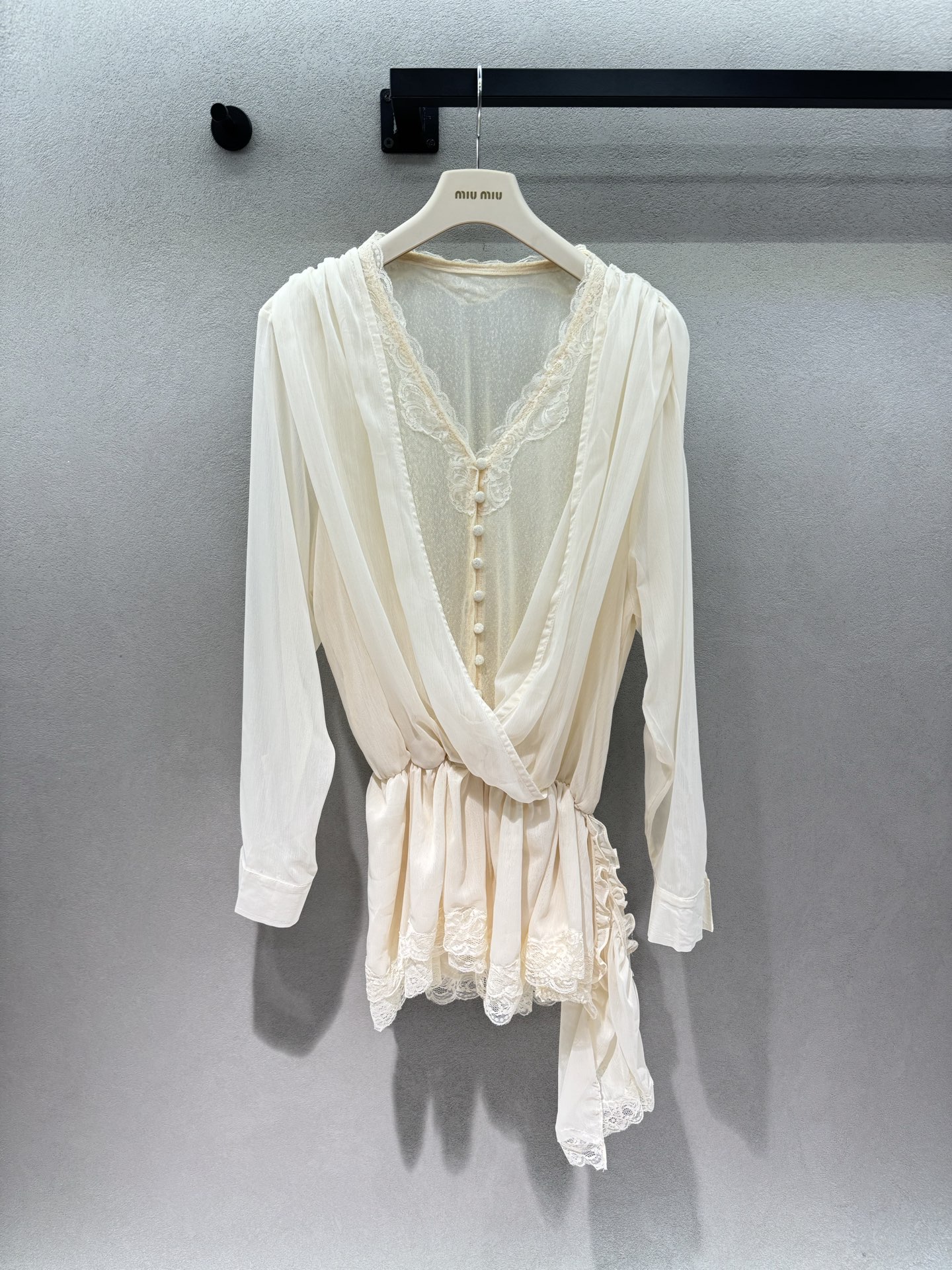NO:861812,2026 Spring&Summer!  LA*, lace splicing dress, the two-color system directly hits the aesthetic, the off-white is clear and gentle, the khaki comes with a retro atmosphere, both are suitable for spring and summer wear, the slightly transparent texture fabric is light and breathable, gentle wear with closed eyes, the upper body comes with a relaxed and noble filter~ Two colors, three sizes!  ,,skirts,198609092026 Spring&Summer ！LA*,蕾丝拼接连衣裙, 双色系直接戳中审美,米白清透温柔, 卡其驼自带复古氛围感, 两款都适配春夏穿搭, 微透肌理面料轻薄透气, 温柔系穿搭闭眼冲, 上身自带松弛贵气滤镜～ 两色,三码！,,skirts,,Women's clothing