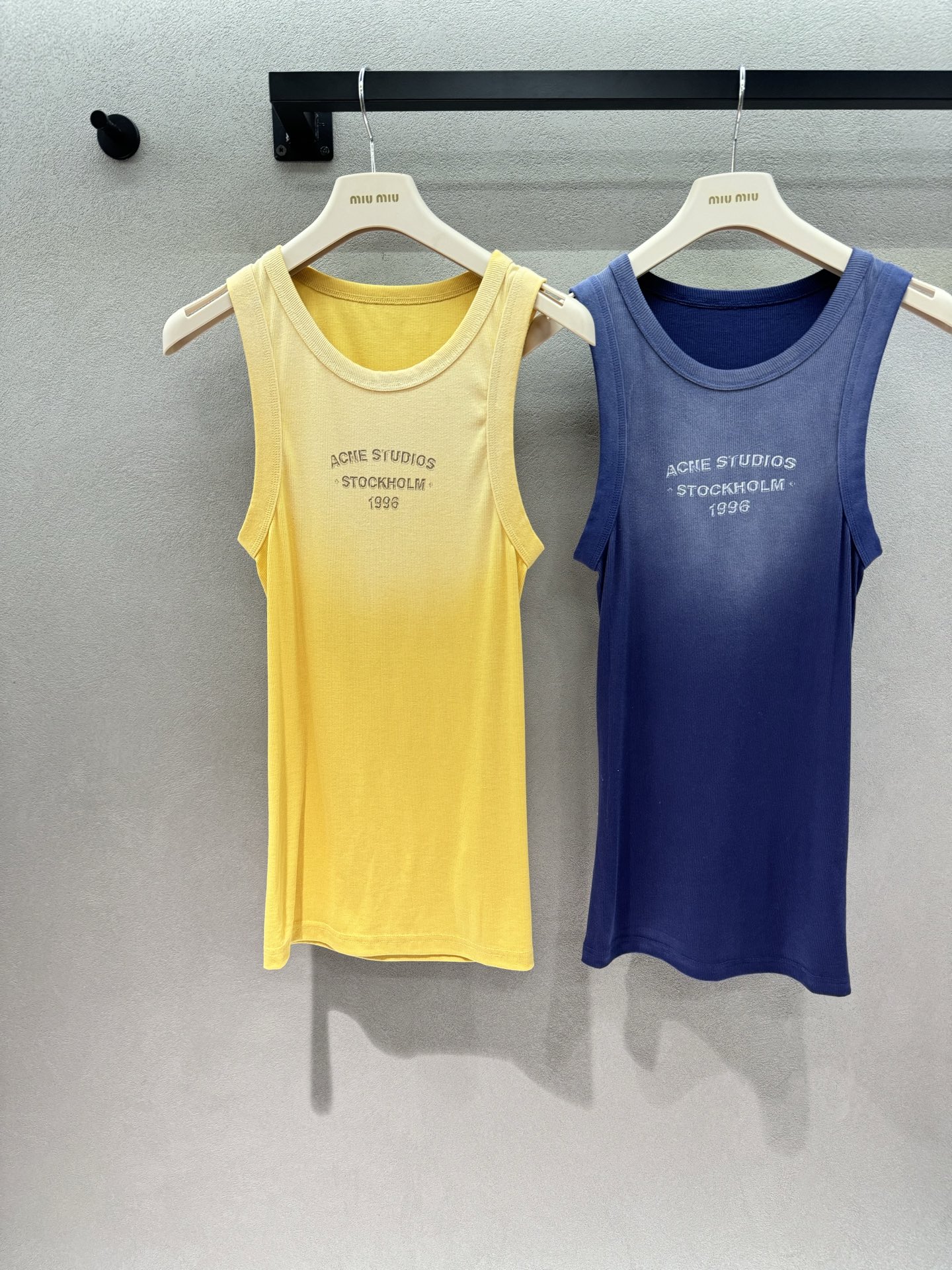 NO:861861,2026 Spring&Summer!  AC distressed basic vest, goose yellow for a whitening and refreshing color, navy blue for low-key and durable wear, I-shaped sleeveless tailoring + hemming technology, full of details and texture. The elastic fabric is friendly to all body shapes. It has a light luxury feel at a price of 100 yuan, and the price-performance ratio is excellent~ Two colors, three sizes!  ,,198609092026 Spring&Summer  ！AC做旧基础款背心, 鹅黄显白提气色,藏蓝低调耐穿, 工字无袖剪裁+包边工艺,细节质感直接拉满 弹力面料对各种身形都友好, 百元价位穿出轻奢感,性价比超绝～ 两色,三码！,,,Women's clothing