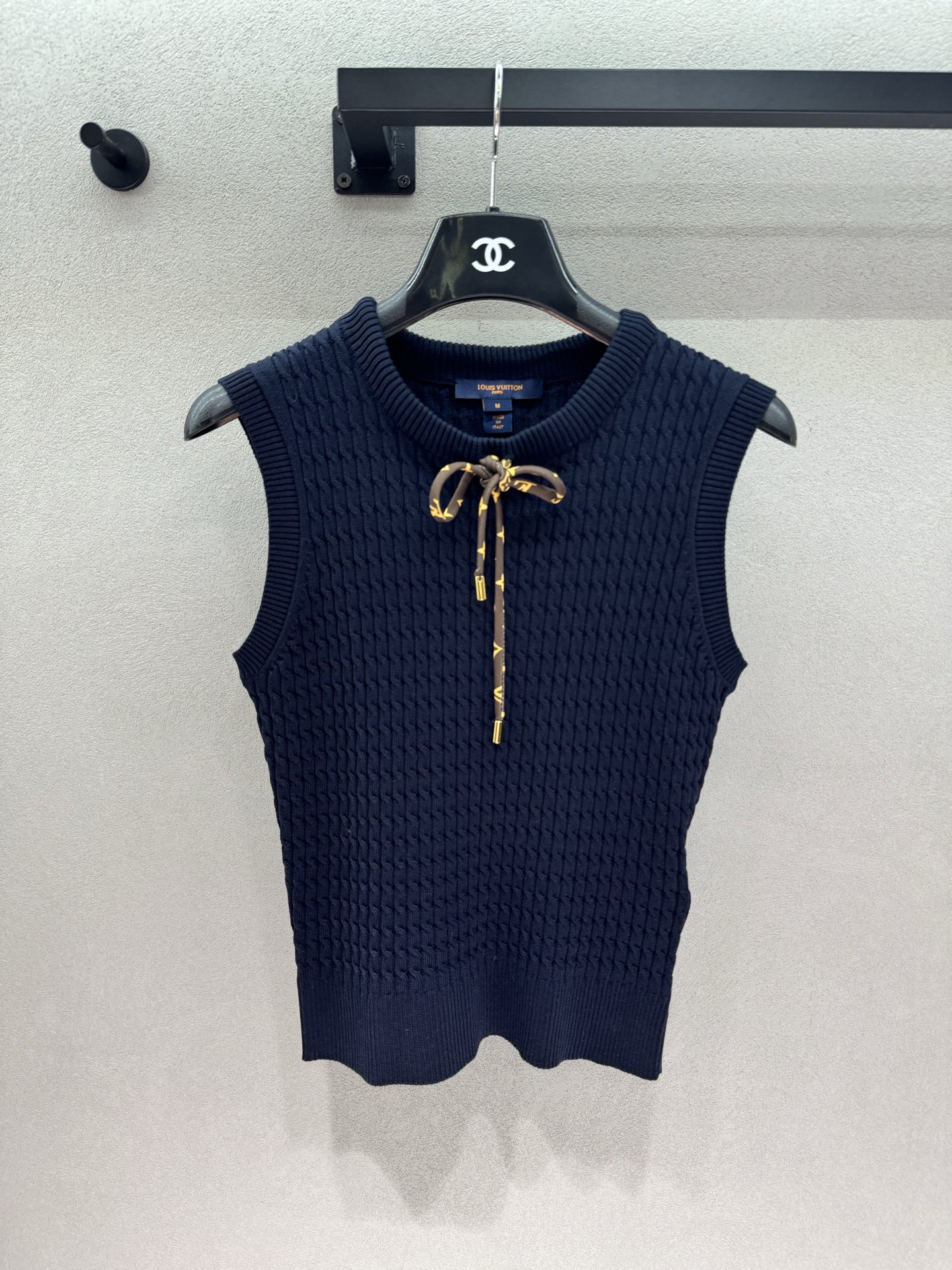 NO:932347,2026 Spring&Summer 1V knitted suit, you can choose the perfect outfit with just one click. This knitted suit really fills the air with elegance!  The whole body has a three-dimensional twisted pattern, which is soft and skin-friendly but also has a texture. The sleeveless round-neck vest + high-waisted A-line skirt are paired together. The iconic presbyopia ribbon bow is embellished. The metal pendant details are exquisite and noble. The high-waisted skirt optimizes the proportions. The vest is neat and slimming. The milky white tone is gentle and elegant. It is suitable for daily appointments and light business occasions ~ Two colors, three sizes!  Detailed real shots,,skirts,198609092026 Spring&Summer  1V针织套装,千金感穿搭一键拿捏, 这套针织套装真的把优雅氛围感拉满！ 通体立体绞花纹理, 软糯亲肤还自带肌理质感, 无袖圆领背心+高腰A字半裙成套搭配, 标志性老花织带蝴蝶结点缀, 金属坠饰细节精致显贵, 高腰裙型优化比例,背心利落显瘦, 奶白色调温柔大气, 日常约会、轻商务场合都适配～ 两色,三码！细节实拍,,skirts,,Women's clothing