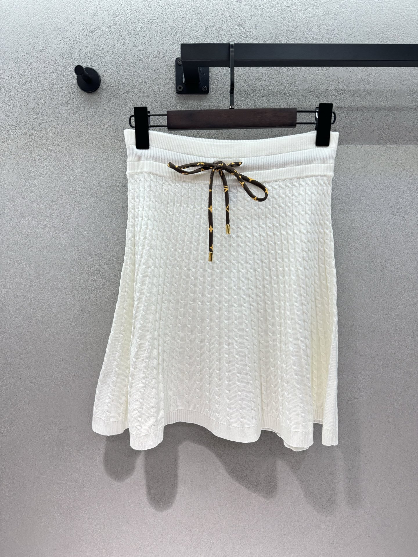 NO:932354,2026 Spring&Summer!  1V knitted suit, you can choose the elegant outfit with just one click. This knitted suit really brings out the elegant atmosphere!  The whole body has a three-dimensional twisted pattern, which is soft and skin-friendly but also has a texture. The sleeveless round-neck vest + high-waisted A-line skirt are paired together. The iconic presbyopia ribbon bow is embellished. The metal pendant details are exquisite and noble. The high-waisted skirt optimizes the proportions. The vest is neat and slimming. The milky white tone is gentle and elegant. It is suitable for daily appointments and light business occasions ~ Two colors, three sizes!  Detailed real shots,,skirts,198609092026 Spring&Summer  ！ 1V针织套装,千金感穿搭一键拿捏, 这套针织套装真的把优雅氛围感拉满！ 通体立体绞花纹理, 软糯亲肤还自带肌理质感, 无袖圆领背心+高腰A字半裙成套搭配, 标志性老花织带蝴蝶结点缀, 金属坠饰细节精致显贵, 高腰裙型优化比例,背心利落显瘦, 奶白色调温柔大气, 日常约会、轻商务场合都适配～ 两色,三码！细节实拍,,skirts,,Women's clothing