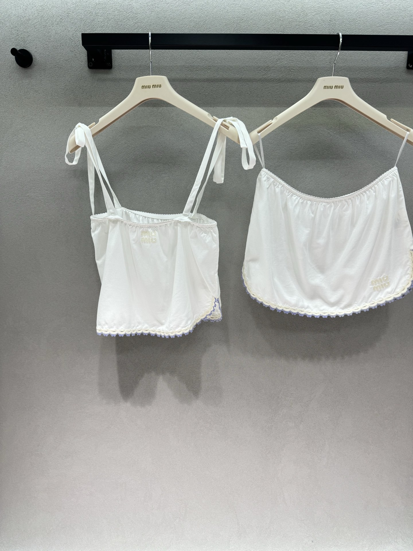 NO:867421,Vest Skirt 2026 Spring&Summer MM white suspender + same style skirt, bow tie + lace, comes with sweet and pure lust buff. The fabric is soft and extremely comfortable, and it is not tied at all when worn next to the body. The creamy white color comes with a soft light filter~ Size 3!  ,,skirts,19860909背心 半裙 2026 Spring&Summer MM白吊带+同款半裙, 蝴蝶结绑带+蕾丝花边,自带清甜纯欲buff 面料软乎乎的巨舒服,贴身穿完全不扎, 奶fufu的白色自带柔光滤镜～ 三码！,,skirts,,Women's clothing
