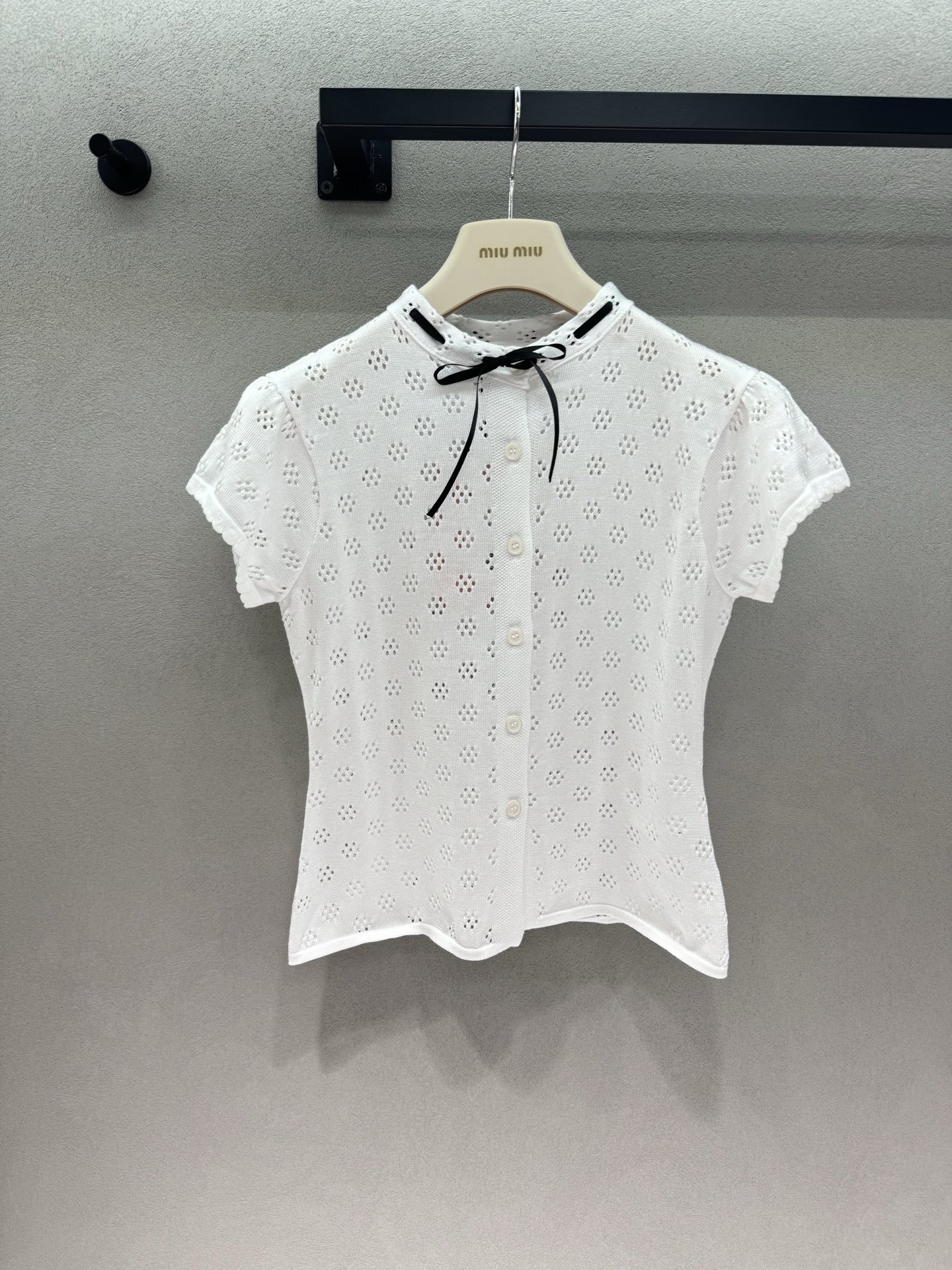NO:867437,2026 Spring&Summer MM hollow knitted top. The milky white hollow jacquard has its own soft light filter. The black bow on the neckline makes the whole girl's heart. The slim waist style directly outlines the body curve just right. It doesn't look bloated and has a sense of purity. With lace cuffs, the sweet but not greasy rich girl feeling is directly completed~ Three sizes!  ,,198609092026 Spring&Summer MM镂空针织上衣, 奶白色的镂空提花自带柔光滤镜, 领口的黑色蝴蝶结一整个戳中少女心, 修身收腰版型直接把身材曲线勾勒得刚刚好,不显臃肿还自带清纯感,搭配花边袖口, 甜而不腻的富家千金感直接拉满～ 三码！,,,Women's clothing