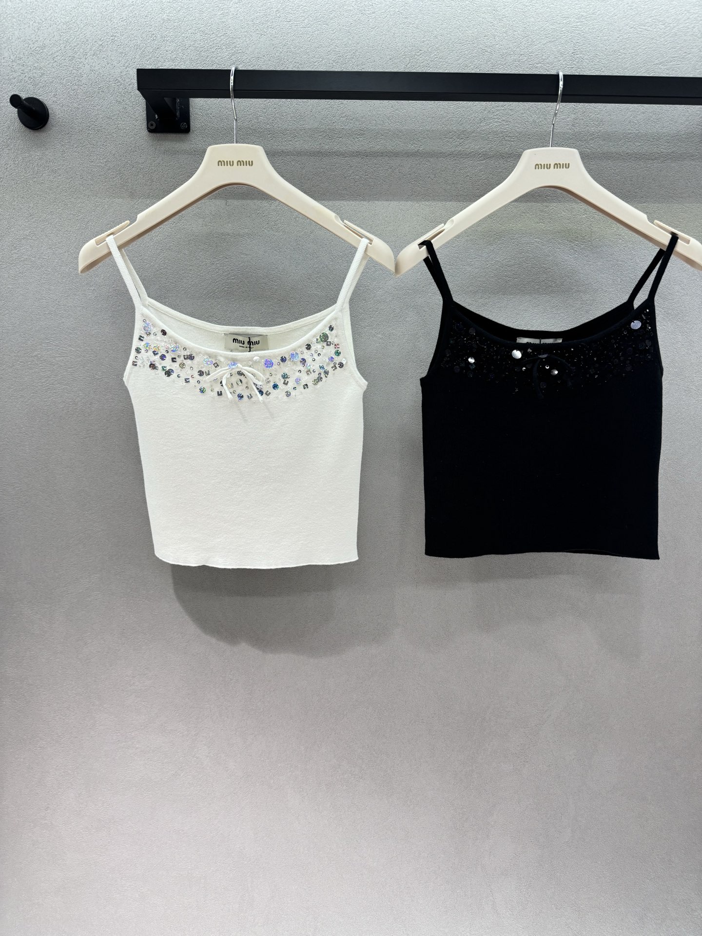 NO:867444,2026 Spring&Summer MM sequin suspender, colorful sequins + small bow design on the neckline, with a blingbling atmosphere, exquisite handmade sequins and gentle bow, it is so beautiful under the light that it will make you speechless!  Slim-fitting short version, easy to wear with 30/70 proportions, both black and white colors are excellent, gentle rich daughter and cool hot girl can switch with one click~ Two colors, three sizes!  ,,198609092026 Spring&Summer MM亮片吊带, 领口的彩光亮片+小蝴蝶结设计, 自带blingbling的氛围感, 精致的手工亮片和温柔的蝴蝶结, 在光下直接美到失语！ 修身短款版型,轻松穿出三七分比例, 黑/白两色都超绝, 温柔富家千金和酷飒辣妹一键切换～ 两色,三码！,,,Women's clothing