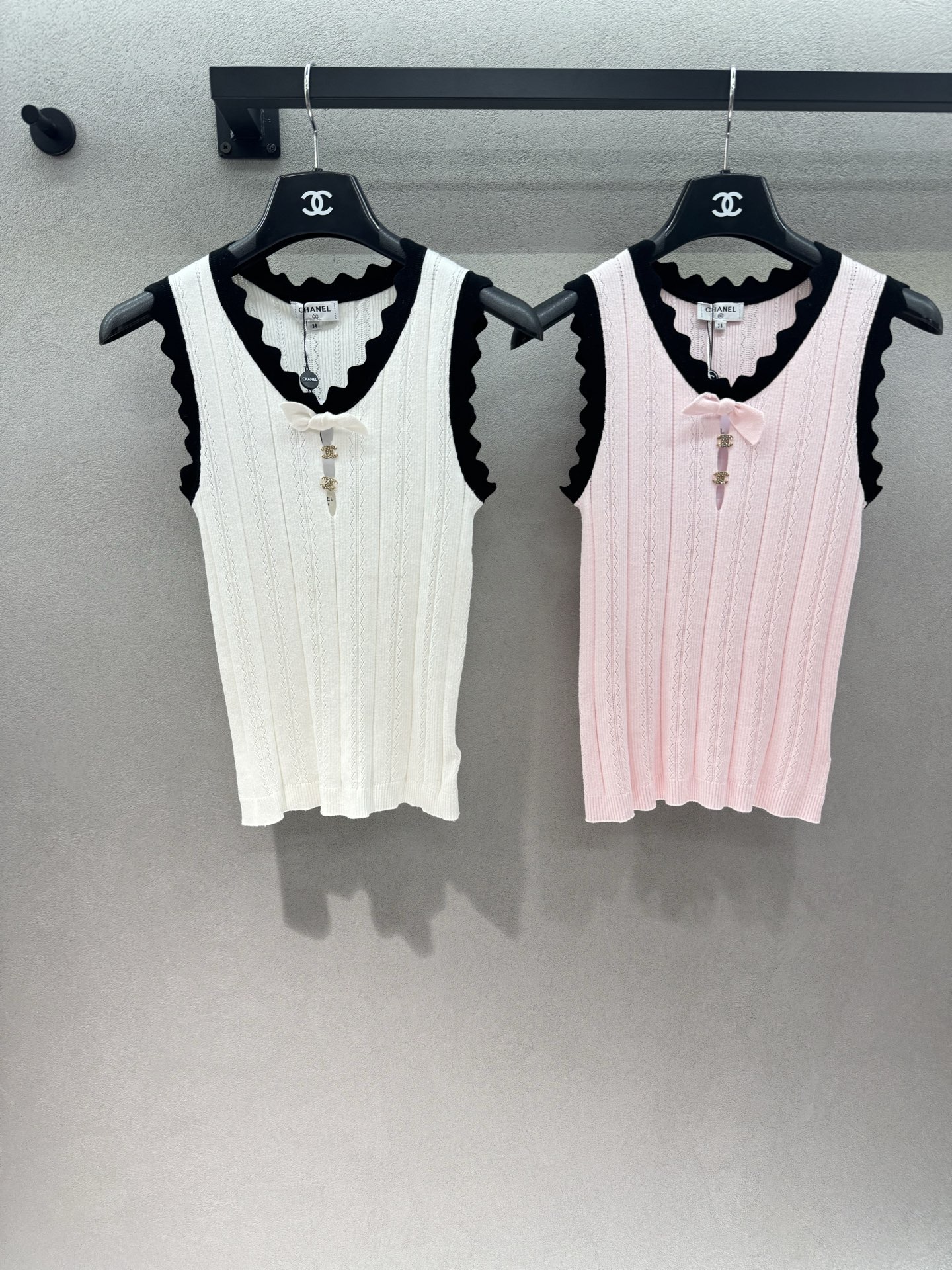 NO:867468,2026 Spring&Summer Xiaoxiang contrasting color knitted vest, wavy edge contrasting collar + bow + metal double C buckle, slim fit and pitted version, which perfectly captures the gentle and noble feeling. The fabric is very soft and comfortable. It can be worn alone with skirts and jeans in summer, layered with small suits in autumn, and can be worn for commuting and dating. The white moonlight in the wardrobe is reserved ~ Two colors, three sizes!  ,,skirts,jeans,business suit,198609092026 Spring&Summer 小香撞色针织背心, 波浪边撞色领口+蝴蝶结+金属双C扣, 修身坑条版型巨显瘦, 把温柔又贵气的感觉拿捏得死死的, 面料软乎乎的巨舒服, 夏天单穿搭半裙、牛仔裤, 秋天叠穿小西装,通勤约会都能穿, 衣柜里的白月光预定～ 两色,三码！,,skirts,jeans,business suit,,Women's clothing