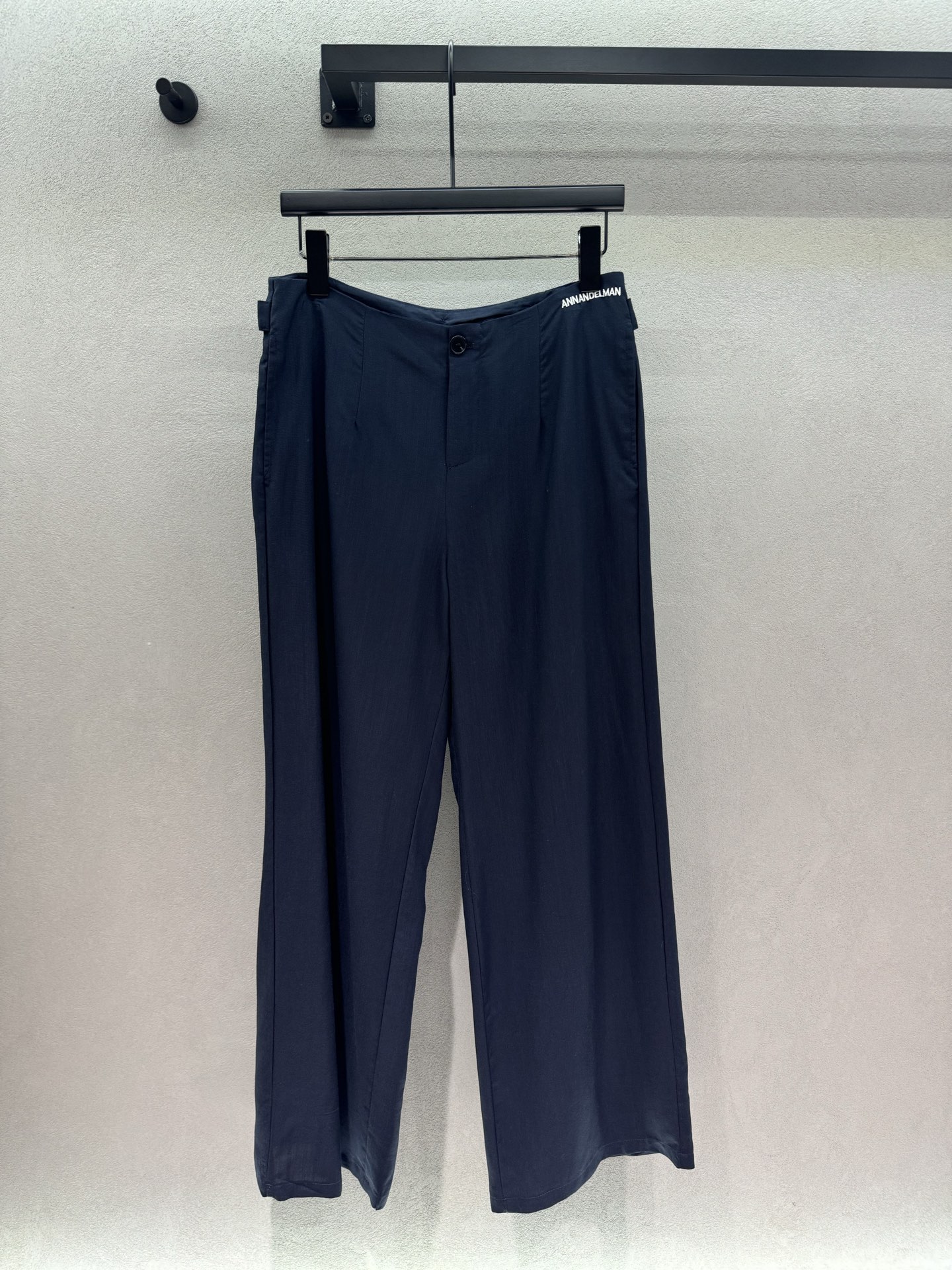 NO:872064,2026 Spring&Summer Ann old-money style navy blue suit trousers, with a minimalist design on the front, and the drapey fabric has its own cooling filter. The deconstructed button details on the back hide a discreet and unobtrusive design, and the sense of design is straightened out after turning around. The high-waisted straight version modifies the waist-to-hip ratio. There is no need to deliberately match it, just wear it casually to give it a lazy and high-end feel. The real high-end is the relaxation and texture hidden in the details. Three sizes!  ,,business suit,198609092026 Spring&Summer Ann老钱风藏青西装裤, 正面极简设计,垂坠感面料自带清冷滤镜, 背面的解构纽扣细节,藏着不张扬的小心机,转身后的设计感直接拉满, 高腰直筒版型,修饰腰臀比一绝, 不用刻意搭配,随便一搭就有慵懒高级感, 真正的高级,就是藏在细节里的松弛与质感. 三码！,,business suit,,Women's clothing