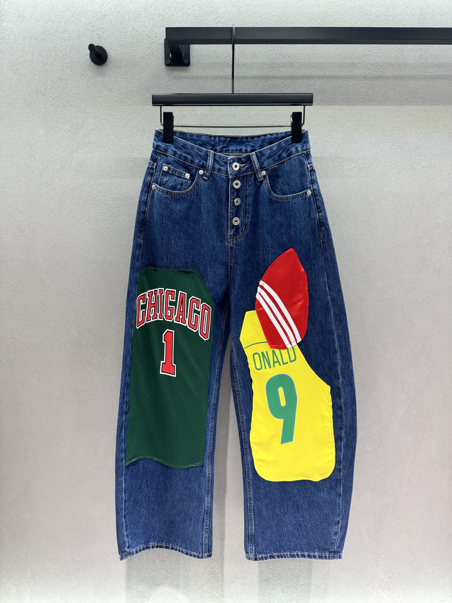 NO:872072,2026 Spring&Summer Ruth patchwork scimitar jeans, with a spliced ​​design of cartoon graffiti, no conflict at all, trendy and cool with a bit of playfulness, the fabric is soft denim, the drape is great, the high waist + slightly scimitar cut is very friendly to the pear-shaped body, the leg shape is not straight, it can be worn to create a straight and long effect, niche and design sense, fashionable sisters close their eyes and rush!  Three yards!  ,,jeans,198609092026 Spring&Summer 露思贴布弯刀牛仔裤, 卡通涂鸦的拼接设计,完全不撞款, 潮酷中带着一点俏皮感, 面料是软乎乎的牛仔布,垂坠感超棒, 高腰+微弯刀的剪裁,对梨形身材太友好了, 腿型不直也能穿出又直又长的效果, 小众又有设计感,潮人姐妹闭眼冲！ 三码！,,jeans,,Women's clothing