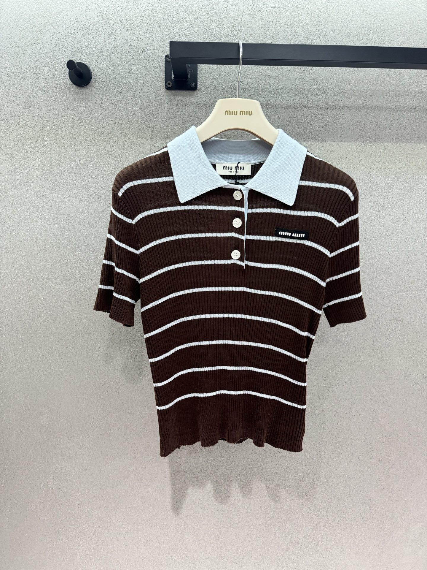 NO:872088,2026 Spring&Summer MM classic striped contrasting Polo collar, timeless college style, pitted slim fit, gentle and hidden, the waist and abdomen flesh are directly invisible, short length + micro-elastic fabric, the ratio can be changed to 30 to 70 in seconds, and it is perfect with high-waisted culottes. Brown is retro and gentle, light blue is refreshing and age-reducing, wearing it will give you a sweet but not greasy feeling of a wealthy daughter~ Two colors, three sizes!  ,,skirts,198609092026 Spring&Summer MM经典条纹撞色Polo领, 永不过时的学院风,坑条修身版型, 温柔又藏肉,腰腹肉肉直接隐形, 短款衣长+微弹面料,秒变三七分比例, 搭配高腰裙裤都超绝 棕色复古温柔,浅蓝清爽减龄, 穿上就是甜而不腻的富家千金感～ 两色,三码！,,skirts,,Women's clothing