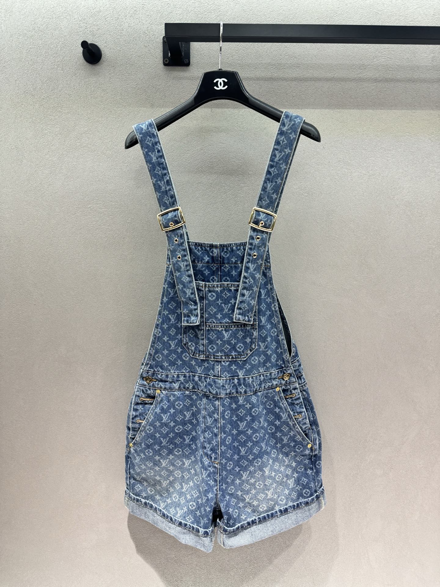 NO:872097,2026 Spring&Summer 1V, presbyopic distressed and washed bib shorts. The adjustable gold suspender buckle details are fully stretched out. It feels great when worn casually with a white T. The loose shorts are very friendly to pear-shaped figures. The wide hips and thick legs are directly hidden. The adjustable gold suspender buckle details are fully stretched out. It will turn heads when walking on the road. Three sizes!  ,,shorts,198609092026 Spring&Summer 1V,老花做旧洗水背带短裤, 可调节的金色背带扣细节拉满, 随便搭个白T就超有feel, 宽松的短裤版型对梨形身材巨友好, 胯宽腿粗直接藏没, 可调节的金色背带扣细节拉满, 走在路上回头率直接拉满～ 三码！,,shorts,,Women's clothing