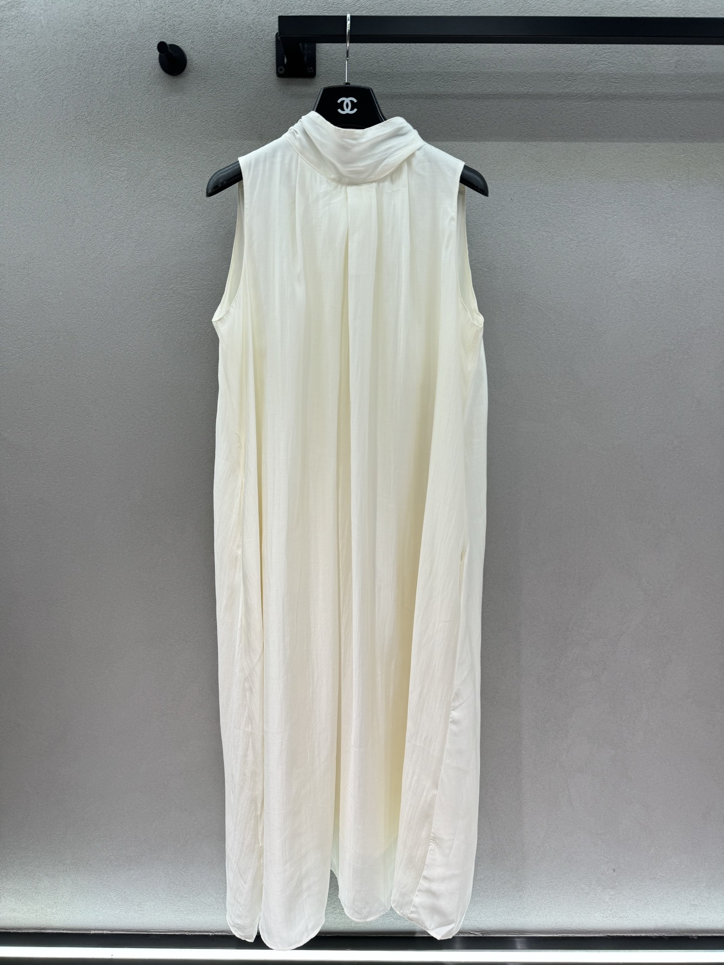 NO:872114,2026 Spring&Summer Cool white moonlight dress, soft off-white color, drapey fabric + loose A-line shape, it is tolerant to the figure and hides all the flesh!  The pleated design of the half-high collar is very elegant, and it has a sense of elegance when walking around. It is suitable whether worn alone or with a coat. It is gentle and slimming, and can be worn by lazy people when going out!  ,,skirts,jackets & coats,198609092026 Spring&Summer 清冷感白月光连衣裙, 自带柔光的米白色, 垂坠感面料+宽松A字版型, 对身材的包容度直接拉满,肉肉全藏住！ 半高领的褶皱设计超有气质, 走动起来自带飘逸感, 不管是单穿还是搭外套都很合适, 温柔又显瘦,懒人出门一件搞定！,,skirts,jackets & coats,,Women's clothing