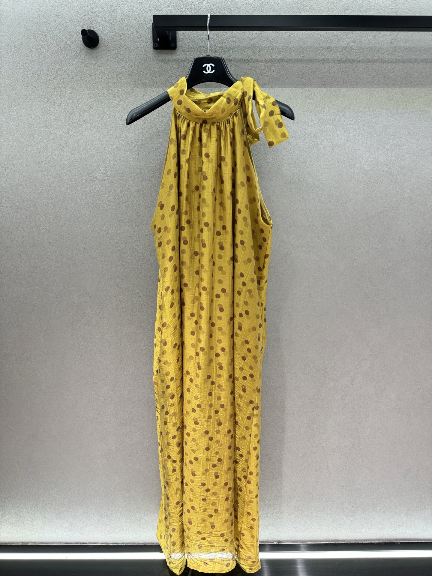 NO:872123,2026 Spring&Summer Polka Dot Halter Dress, the ginger polka dot halter dress is really stunning!  The color scheme comes with a retro filter and the loose and drapey style makes the figure more tolerant and hides all the flesh!  The halter neck design with a bow on one side is very discreet, revealing the shoulders and neck lines to show off your temperament. It has a sense of elegance when you move around. It is suitable for both vacation and daily wear. It is gentle and reduces your age~,,skirts,198609092026 Spring&Summer 波点挂脖连衣裙, 姜黄色波点挂脖裙真的太绝了！ 自带复古滤镜的配色,宽松垂坠的版型, 对身材的包容度直接拉满,肉肉全藏住！ 单侧蝴蝶结的挂脖设计超有小心机, 露出肩颈线条超显气质, 走动起来自带飘逸感, 不管是度假还是日常穿都合适,温柔又减龄～,,skirts,,Women's clothing
