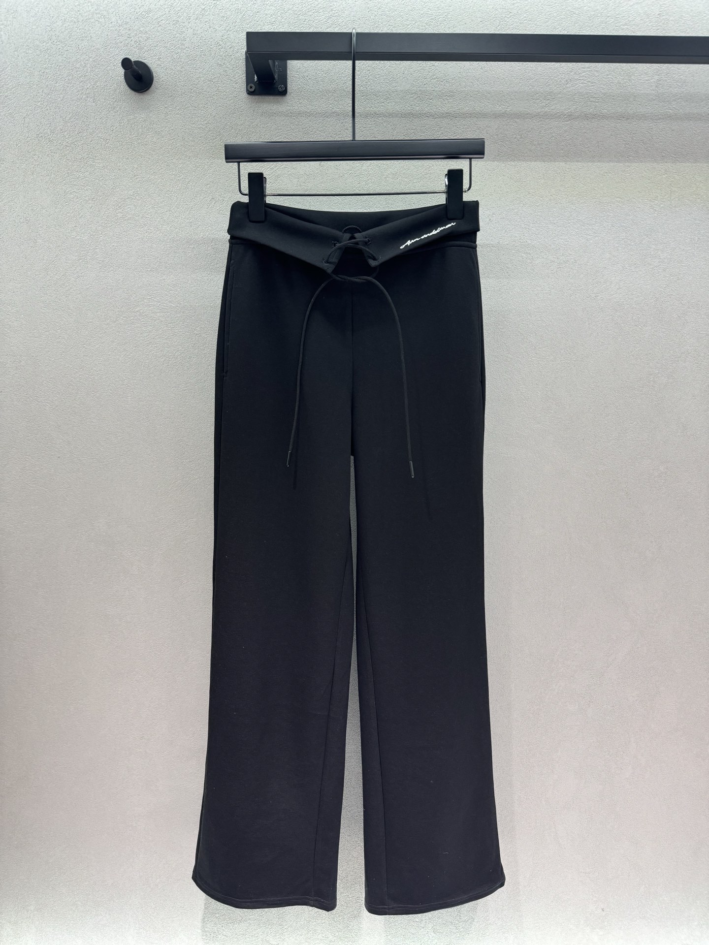 NO:872132,2026 Spring&Summer Ann high-waisted boot-cut trousers, which hide the flesh and straighten the legs. The cuffed waistband and drawstring design are very discreet. The high-draping ice silk fabric is skin-friendly and breathable without sweating. It is anti-wrinkle and requires no care. The cross-band design at the waist is decorated with brand embroidery. It is simple and has a little personality. The high-waist and slightly wide-leg version neatly modifies the leg shape. It hides the flesh and looks slim without weighing down the body. It can be easily used for daily commuting and leisure travel ~  Three yards!  ,,198609092026 Spring&Summer  Ann高腰绑带微喇裤, 藏肉又腿直,翻边腰头+抽绳设计超有小心机, 高垂感冰丝面料,亲肤透气不闷汗, 抗皱免打理,腰头交叉绑带设计, 搭配品牌刺绣点缀,简约又带点小个性, 高腰微阔腿版型,利落修饰腿型, 藏肉显瘦不压个子, 日常通勤、休闲出行都能轻松驾驭 ～ 三码！,,,Women's clothing