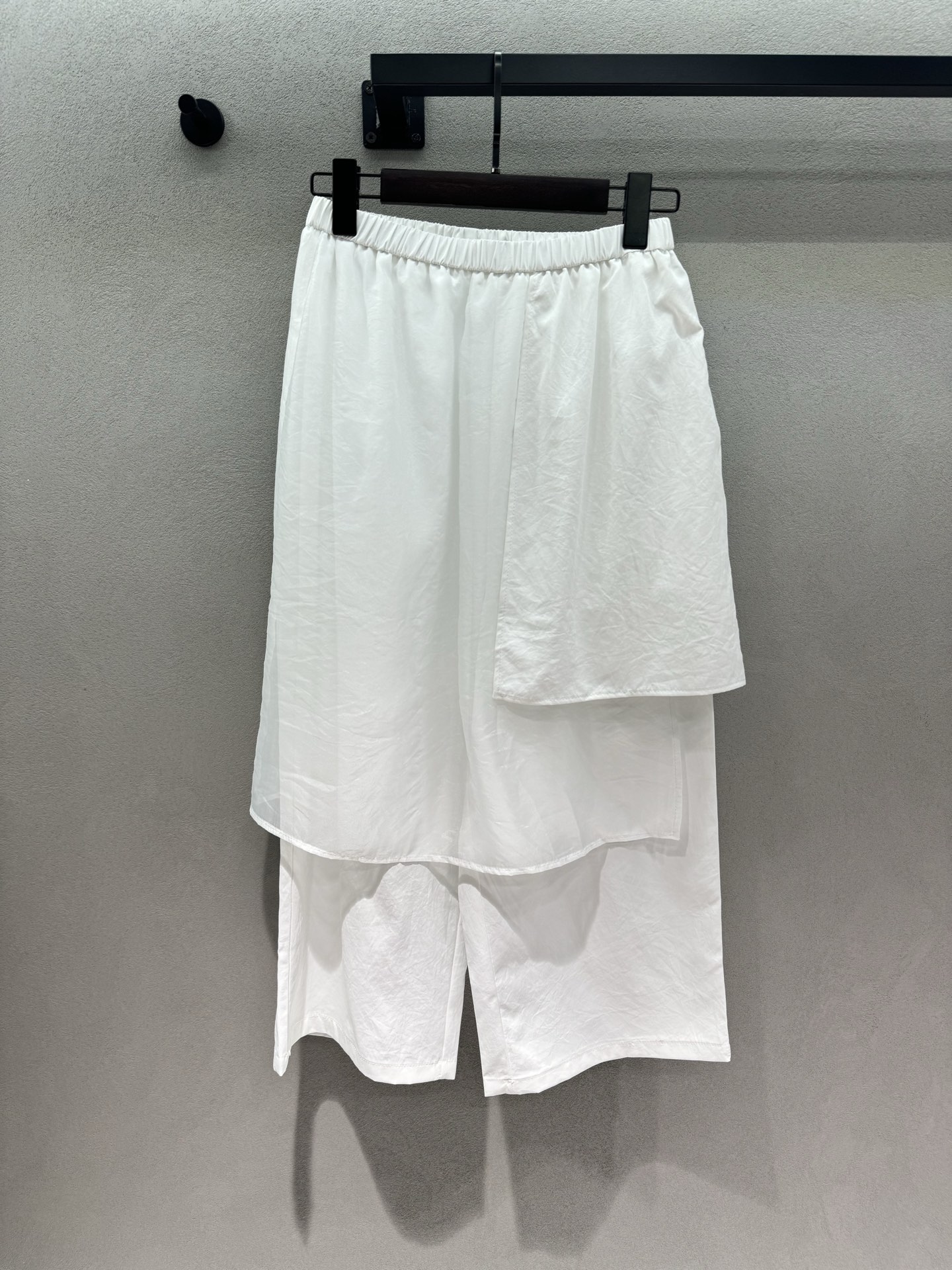 NO:872066,2026 Spring&Summer designer fake two-piece cropped pants and fake two-piece layered wide-leg pants are really amazing!  The design of the outer see-through gauze skirt + the inner wide-leg pants has a sense of layering and elegance. It is very friendly to pear-shaped figures, hides flesh and makes you look slimmer. Both black and white are great-looking, and you can directly control the coolness and fairy spirit~ Two colors, three sizes!  ,,skirts,198609092026 Spring&Summer  设计师款假两件九分裤, 假两件叠层阔腿裤真的太绝了！ 外层透视纱裙+内层阔腿裤的设计, 自带层次感和飘逸感,对梨形身材超友好, 藏肉又显瘦,黑白两色都巨好看, 清冷感和仙气感直接拿捏～ 两色,三码！,,skirts,,Women's clothing