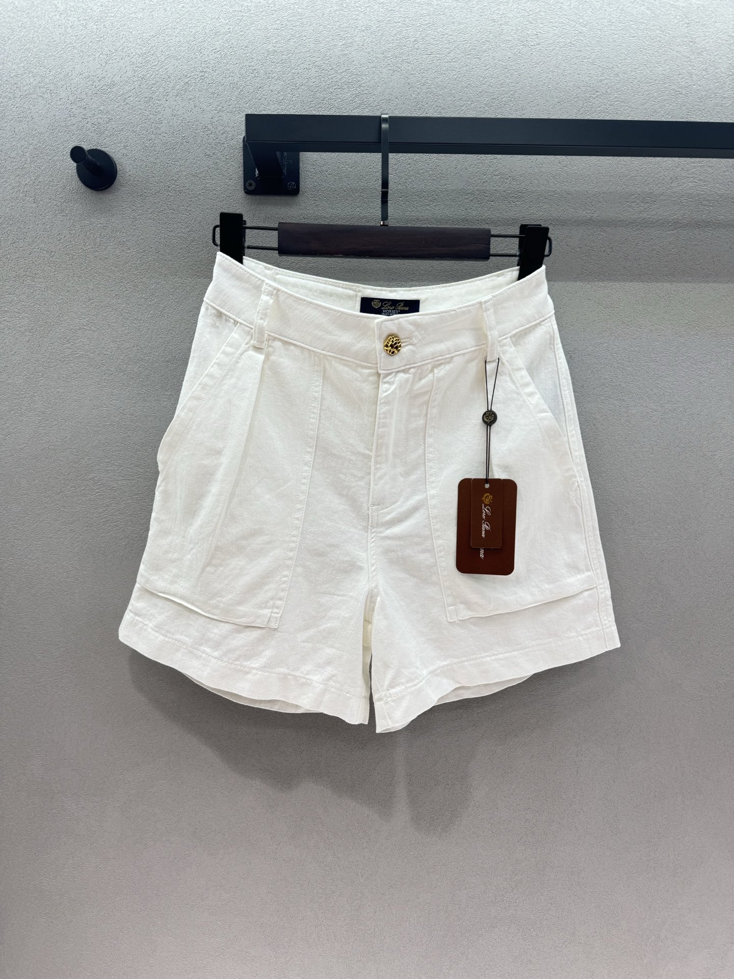 NO:872084,2026 Spring&Summer LP old money style linen shorts, linen shorts are really summer pants!  The high-waisted A-line version hides the flesh and makes you look slimmer. The linen fabric is breathable and comfortable. The gold buttons are full of details. The black and white colors are very versatile. They are suitable for commuting or daily wear. You can easily achieve the relaxed feeling of old money~ Two colors, three sizes!  ,,loro piana,shorts,198609092026 Spring&Summer  LP老钱风亚麻短裤, 亚麻短裤真的是夏日神裤！ 高腰A字版型藏肉又显瘦, 亚麻面料透气又舒服,金色纽扣细节感拉满,黑白两色都巨百搭, 不管是通勤还是日常穿都合适, 轻松拿捏老钱风松弛感～ 两色,三码！,,loro piana,shorts,,Women's clothing