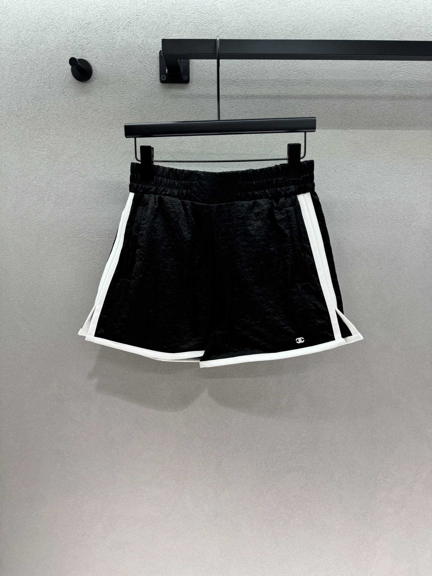 NO:874982,Vest, jacket, shorts 2026 Spring&Summer Xiaoxiang beach three-piece set, one set for a vacation, vest + long-sleeved jacket + shorts, a complete set for lazy people to wear on the ceiling, pleated light fabric, sun protection, breathable and not sweaty, completely OK for beach exposure, classic black and white contrasting with white edges, double C small logo is low-key and elegant, single vest / single jacket / full set with shorts, N kinds of outfits can be switched at will for travel, shopping, and gym.  A must-have set for your summer vacation wardrobe in three sizes!  ,,shorts,jackets & coats,19860909马甲 外套 短裤 2026 Spring&Summer 小香沙滩三件套,出门度假一套搞定穿搭, 马甲+长袖外套+短裤, 一整套懒人穿搭天花板,褶皱轻薄面料, 防晒透气不闷汗,海边暴晒完全OK, 经典黑白撞白边,双C小标低调显贵, 单穿马甲/单穿外套/全套搭短裤, N种穿搭出游、逛街、健身房随便切换, 夏日度假衣柜刚需套装 三码！,,shorts,jackets & coats,,Women's clothing