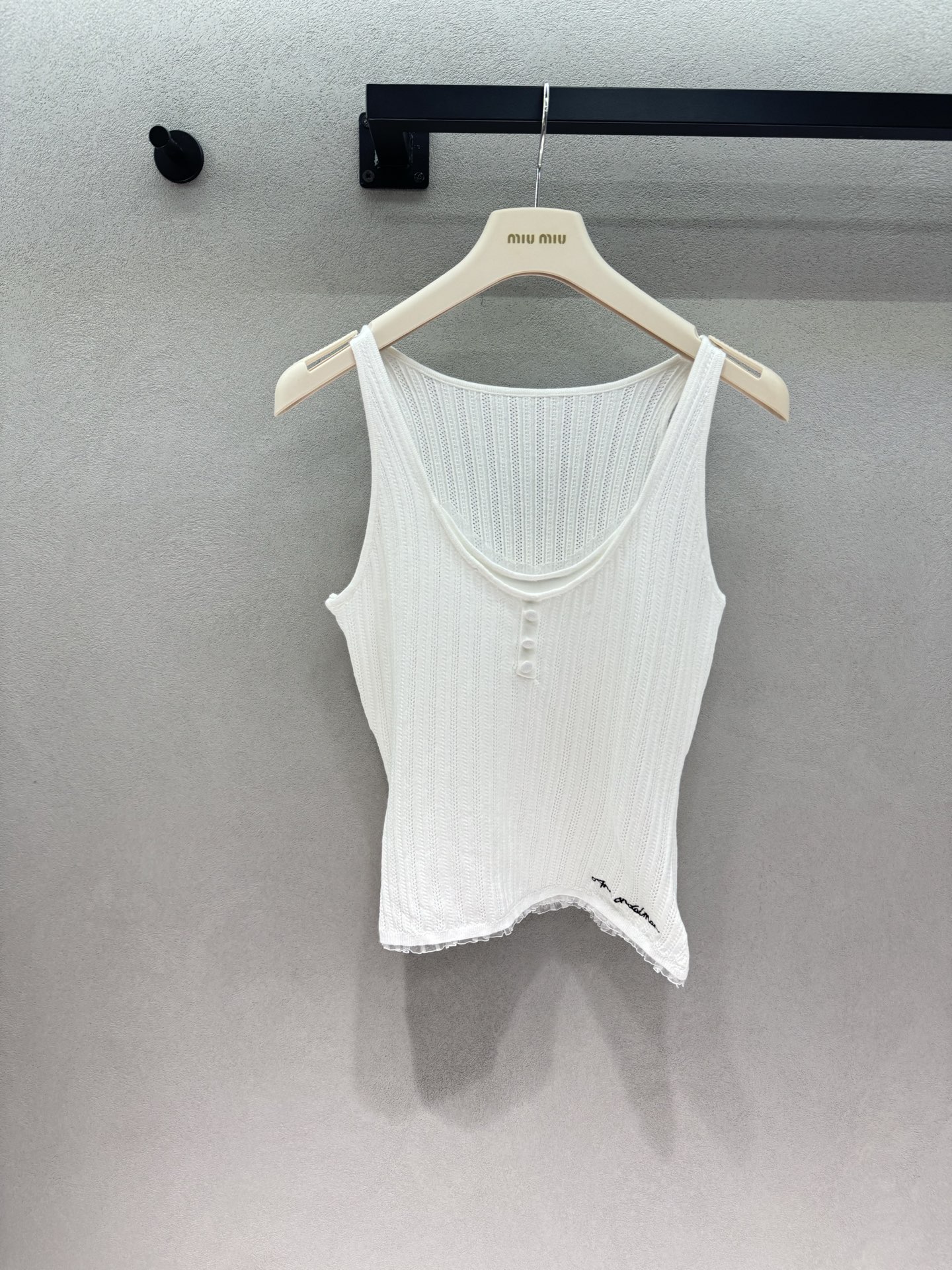 NO:875012,2026 Spring&Summer Ann hollow pitted knitted vest, breathable, soft and waxy with texture, U-shaped double-layer neckline + small buttons on the placket, modified neck line to be super slim, spliced ​​lace at the hem + handwritten embroidery on the side, refreshing and pure when worn alone, suitable for outer suits/sunproof cardigans/knitted jackets. It can be worn as an inner layer in spring and summer, and layered as a base in autumn and winter. One piece can be worn in all seasons~ Three sizes!  ,,jackets & coats,business suit,198609092026 Spring&Summer Ann镂空坑条针织背心, 透气软糯自带肌理感, U型双层领口+门襟小纽扣, 修饰脖颈线条超显瘦, 下摆拼接蕾丝花边+侧边手写刺绣, 单穿清爽纯欲,外搭西装/防晒开衫/针织外套都适配 春夏做内搭、秋冬叠穿打底,一件穿满四季～ 三码！,,jackets & coats,business suit,,Women's clothing