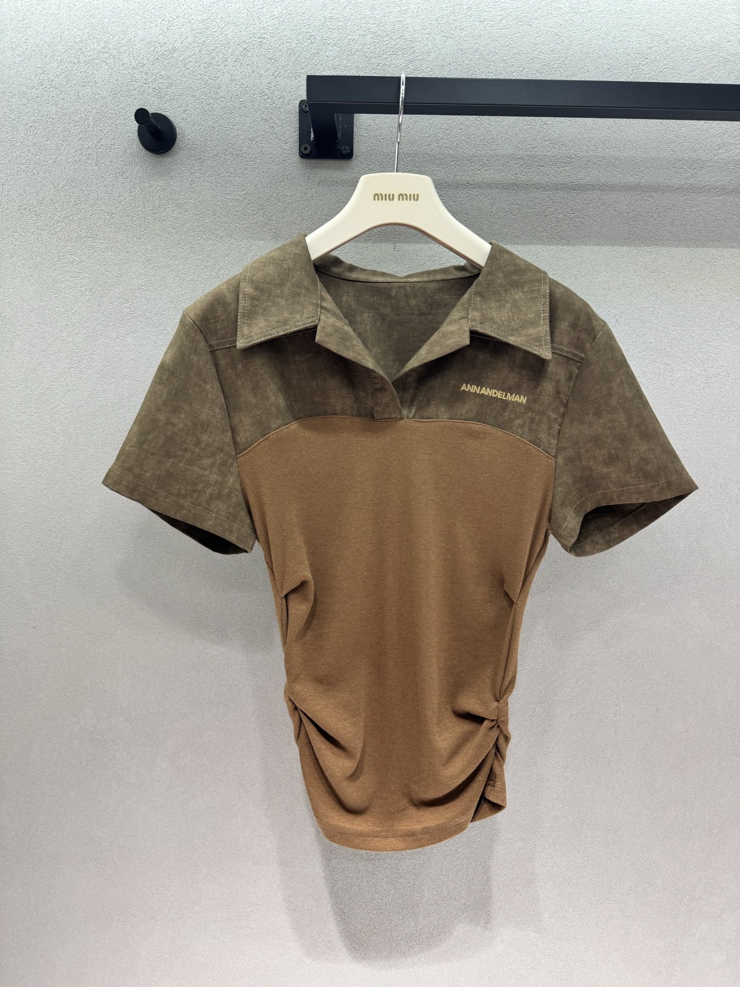 NO:875027,2026 Spring&Summer Ann retro distressed splicing Polo shirt, retro brown + navy blue two-color, distressed washed suede lapel splicing + stretch knitted body, contrasting fabrics with layered texture, small V lapels to modify the collarbone, low-key and exquisite letter embroidery on the chest, unilateral shirring waist design, accurately pinching the waist, short arc hem to optimize body proportions, paired with denim shorts/dungarees,  The retro hot girl atmosphere is instantly in place, the brown tone is retro and casual, the navy blue is calm and slimming~ Two colors, three sizes!  ,,shorts,chamois leather,198609092026 Spring&Summer Ann复古做旧拼接Polo衫, 复古棕+藏青双色, 做旧水洗麂皮感翻领拼接+弹力针织衣身, 面料撞色层次感拉满, 小V翻领修饰锁骨,胸口字母刺绣低调精致, 侧边单侧抽褶收腰设计,精准掐出小蛮腰, 短圆弧下摆优化身材比例, 搭配牛仔短裤/工装裤, 复古辣妹氛围感瞬间到位, 棕调复古随性,藏青沉稳显瘦～ 两色,三码！,,shorts,chamois leather,,Women's clothing