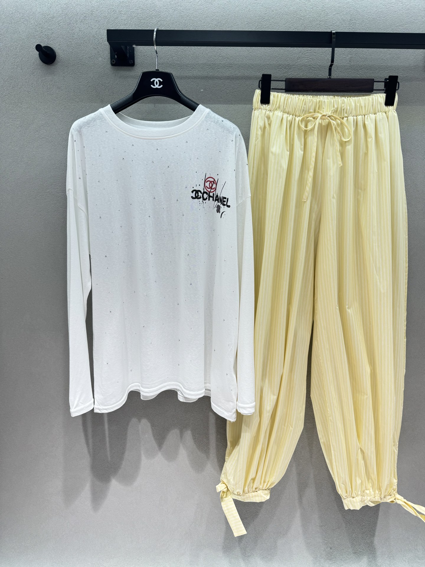 NO:876187,/Set 2026 Spring&Summer Xiaoxiang lazy suit, the soft cream color is so healing, the white long sleeves are covered with fine sparkling diamonds, the graffiti print on the chest is fashionable and eye-catching, the thin fabric is just right for daily sun protection, the cream vertical striped pants have an elastic waist + trouser leg straps, the leg/wide leg can be switched at will, the draped fabric hides a lot of flesh, the whole set is perfect for both home and leisure, the utilization rate of single items is also very high, and the gentle atmosphere directly fills up ~  Three yards!  ,,19860909/套 2026 Spring&Summer 小香懒人套装, 温柔奶黄配色太治愈,白长袖全身细碎闪钻,胸口涂鸦印花时髦耐看, 薄款面料日常防晒刚刚好, 奶黄竖纹裤子松紧腰+裤脚绑带, 束脚/阔腿随心切换,垂坠面料巨藏肉, 整套居家休闲两不误, 拆开来单品利用率也超高, 温柔氛围感直接拉满～ 三码！,,,Women's clothing