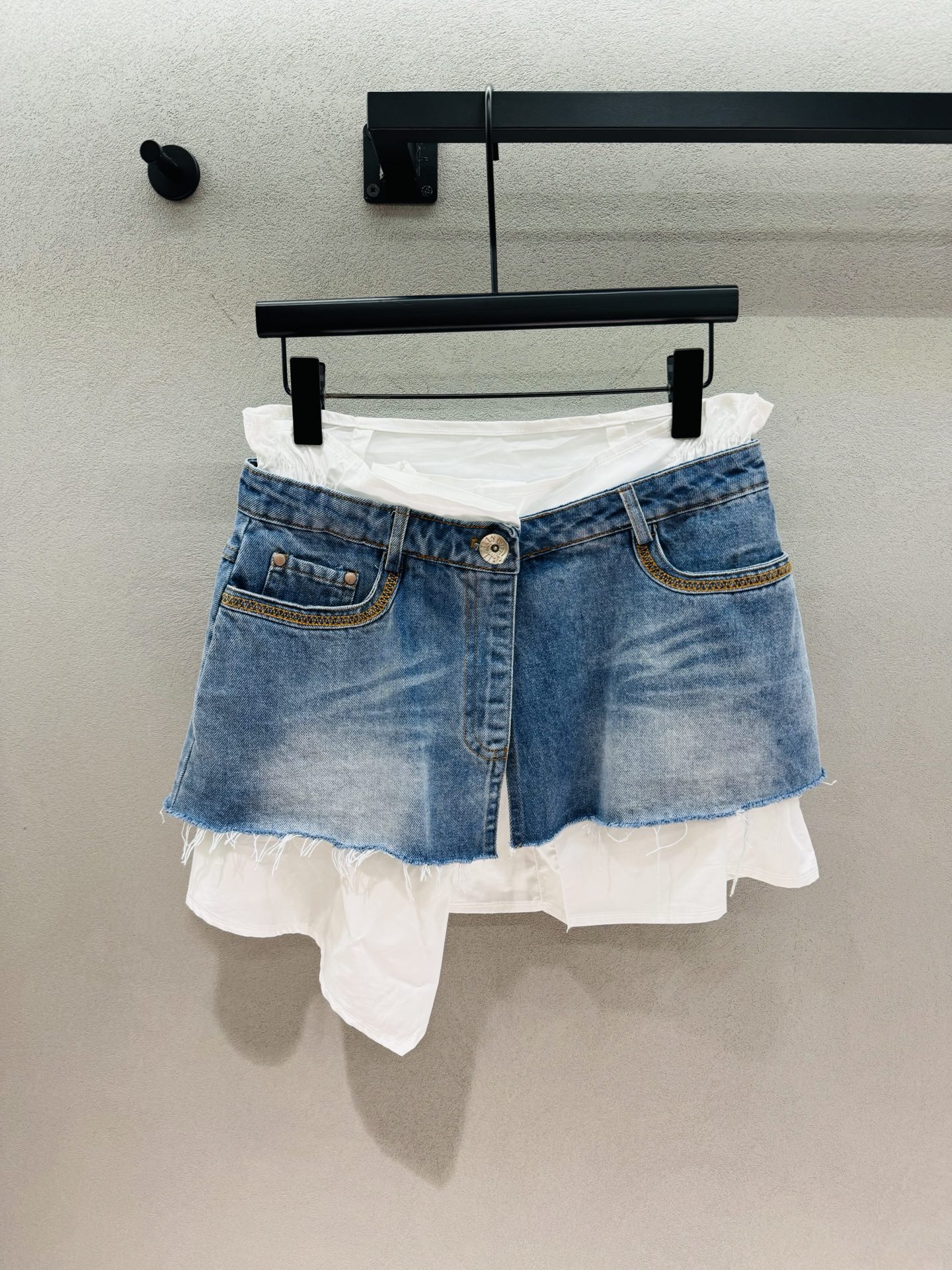 NO:878527,2026 Spring&Summer denim patchwork skirt, washed blue denim + irregular white shirt splicing, with a sense of street rebelliousness, raw edge tassels + distressed washed details, and a retro atmosphere. The low-waist design is super proportional, and the irregular skirt is pure and wild. It is perfect when worn with short waist T-shirts and hot girl suspenders. In summer, it will turn heads~ Three sizes!  ,,skirts,shirts,198609092026 Spring&Summer 牛仔拼接裙, 水洗蓝牛仔+不规则白衬衫拼接, 自带街头叛逆感,毛边流苏+做旧水洗细节, 复古氛围直接拉满 低腰设计超显比例,不规则裙摆又纯又野, 搭短款露腰T、辣妹吊带都超绝, 夏天穿回头率直接拉满～ 三码！,,skirts,shirts,,Women's clothing