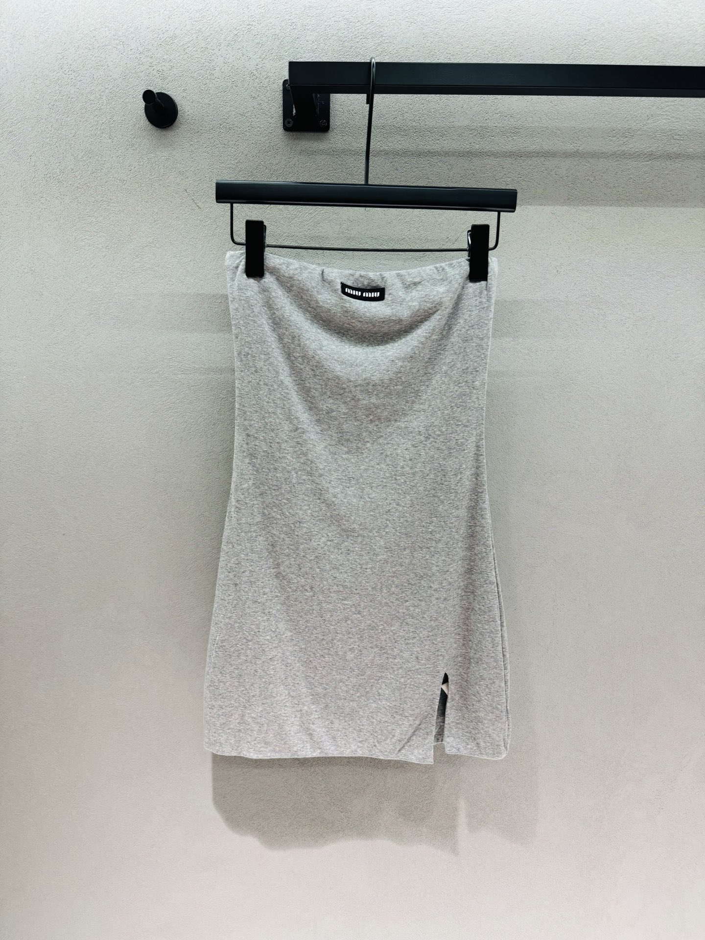 NO:878530,2026 Spring&Summer MM, light gray tube top + same style tube top skirt, comes with gentle filter, soft fufu fabric is very comfortable to wear, the strap pocket design is super special, the side slit of the tube top skirt just exposes a little leg, casually wear it with canvas shoes, it will look like a Korean heroine, pure and sexy, who doesn't love it~ It can be matched with any combination for dating, shopping or coffee~ Three sizes!  ,,skirts,198609092026 Spring&Summer MM,浅灰色抹胸+同款抹胸裙, 自带温柔滤镜,软fufu的面料贴身穿巨舒服, 抹胸带口袋设计超特别, 抹胸裙裙侧边开叉刚好露一点腿, 随便搭个帆布鞋就是韩系女主既视感, 又纯又欲谁不爱啊～ 约会/逛街/咖啡局随意搭配都可搞定～ 三码！,,skirts,,Women's clothing