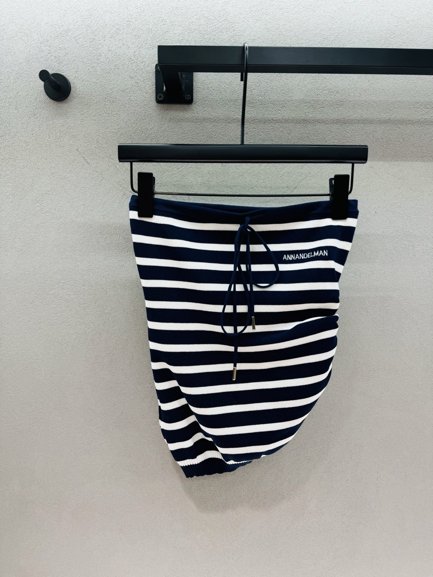 NO:878506,2026 Spring&Summer Ann striped tube top, navy blue/grey and white are both very white. The classic stripes have a relaxed sea soul style. The drawstring design can be adjusted freely. It is super friendly to all body types. It has a refreshing Korean hot girl style. It can be worn for daily outings and beach vacations. It is very practical~ Two colors, three sizes!  ,,198609092026 Spring&Summer Ann条纹抹胸, 藏蓝/灰白两色都巨显白, 经典条纹自带松弛的海魂风, 抽绳设计还能自由调节松紧, 对各种身材都超友好, 清爽的韩系辣妹风, 日常出街、海边度假都能穿, 实用性直接拉满～ 两色,三码！,,,Women's clothing
