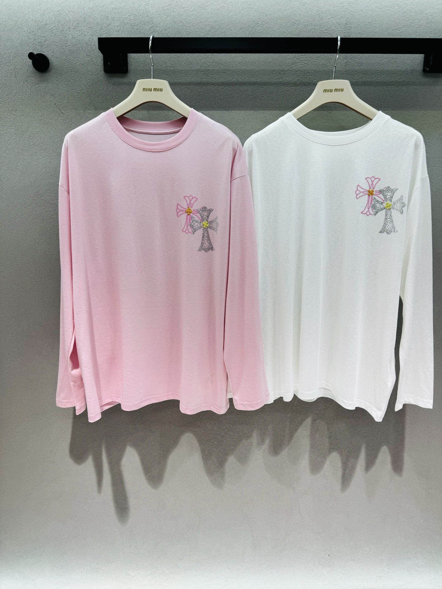 NO:878509,2026 Spring&Summer Crow* heart, hot diamond T-shirt, the low saturation cherry blossom pink really shows the tenderness, the soft fabric feels like being wrapped by clouds, the small cross on the chest is a low-key caution, and the big diamond logo on the back is the killer move!  It's blingbling under the sun, sweet and trendy, and you can instantly transform into the sweetest girl on the street when you put it on~ The loose fit is very figure-friendly, and it goes well with shorts and work skirts. It can be worn as a layer in spring and summer, and as an inner layer in autumn and winter. It's a versatile item~ Two colors, three sizes!  ,,chrome hearts,skirts,shorts,tees,t-shirt,198609092026 Spring&Summer 克罗*心,烫钻T恤, 低饱和樱花粉真的巨显嫩, 软乎乎的面料穿起来像被云朵裹住, 胸前的小十字架是低调的小心机, 后背的满钻大标才是杀招！ 阳光底下blingbling的,又甜又拽, 穿上直接变身街头最会穿的甜妹～ 宽松版型对身材巨友好, 搭短裤、工装裙都超绝, 春夏叠穿、秋冬内搭都能用, 一整个百搭王～ 两色,三码！,,chrome hearts,skirts,shorts,tees，t-shirt,,Women's clothing