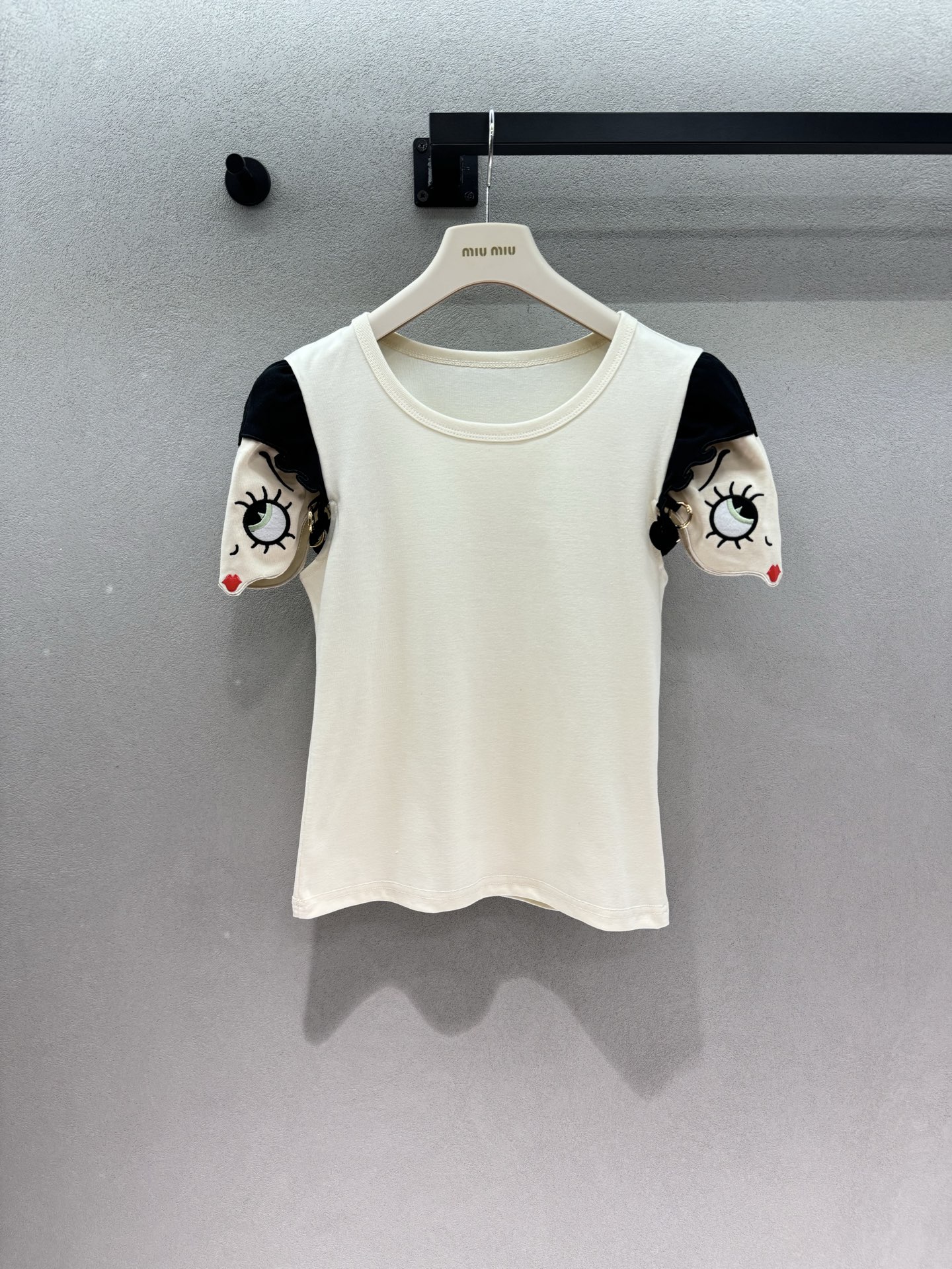 NO:878515,2026 Spring&Summer Betty patch short-sleeved T-shirt, milky white background + three-dimensional Betty patch embroidery, slim and short style, perfect with high-waisted pants and skirts, sweet and sexy, a must-have for hot girls!  Three yards!  ,,skirts,T-shirt,tees,t-shirt,198609092026 Spring&Summer 贝蒂贴布短袖T恤, 奶白底色+立体贝蒂贴布刺绣, 修身短款显瘦,搭高腰裤、裙子都超绝, 又甜又拽,辣妹必入！ 三码！,,skirts,T-shirt,tees，t-shirt,,Women's clothing