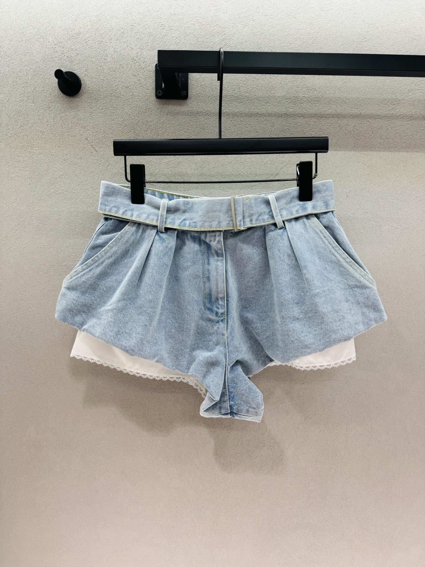 NO:878521,Huabao is really two pieces of denim shorts. The light blue washed denim has a refreshing summer feel. The high waist + belt design directly pinches the ant waist. The pleated version can also hide the flesh on the crotch. The white lace lining on the trousers and the looming subtlety perfectly balance the sweet girl and the hot girl. It will turn heads when walking on the road. Three sizes!  ,,shorts,19860909花苞真两件牛仔短裤, 浅蓝水洗牛仔自带清爽夏日感, 高腰+腰带设计直接掐出蚂蚁腰, 褶皱版型还能藏住胯上的肉肉, 裤边的白色蕾丝内衬,若隐若现的小心机, 把甜妹和辣妹的平衡感拿捏得死死的, 走在路上回头率直接拉满～ 三码！,,shorts,,Women's clothing