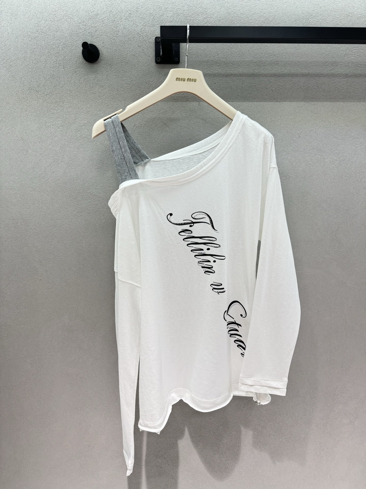 NO:878529,2026 Spring&Summer sloping shoulder long-sleeved T-shirt, welding relaxation and pure desire to the body, the milky white loose version comes with a lazy filter, the one-sided off-the-shoulder design is pure and sexy, with gray shoulder straps, the layering is full. The drapey fabric is soft, comfortable and slim to wear, the handwriting print on the chest is low-key and stylish, and you are not afraid of clashing styles~ Three sizes!  ,,tees,t-shirt,198609092026 Spring&Summer 斜肩长袖T恤, 把松弛感和纯欲感焊在身上, 奶白色的宽松版型自带慵懒滤镜, 单侧露肩设计又纯又欲, 搭配灰色肩带,层次感直接拉满 垂坠感面料软乎乎的,穿起来又舒服又显瘦,胸前的手写体印花低调又有设计感, 完全不怕撞款～ 三码！,,tees，t-shirt,,Women's clothing