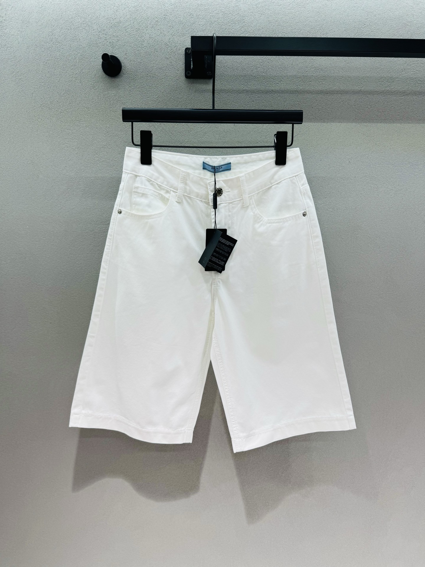 NO:878533,2026 Spring&Summer PD, white cropped pants, a relaxed fit for lazy people, I finally found the all-purpose pants that don’t care about my figure!  White denim shorts really understand the old money style!  Clean straight cut, the length is just above the knees, and it can modify the shape of the legs without compressing the body. It is very friendly to O-shaped legs and muscular legs~ The high-count cotton fabric is stiff and stylish, not floppy at all. The high-waist design quietly raises the waistline, and the upper body has an effortless, lazy and noble feeling~ Three sizes!  ,,198609092026 Spring&Summer  PD,白色五分裤,懒人穿搭松弛感, 终于挖到不挑身材的万能神裤了！ 白色牛仔五分裤真的太懂老钱风了！ 干净利落的直筒剪裁, 长度刚好卡在膝盖上方, 不压个子还能修饰腿型, 对O型腿、肌肉腿超友好～ 高支棉面料硬挺有型,完全不会软塌塌, 高腰设计悄悄拉高腰线, 上身就是毫不费力的慵懒贵气感～ 三码！,,,Women's clothing