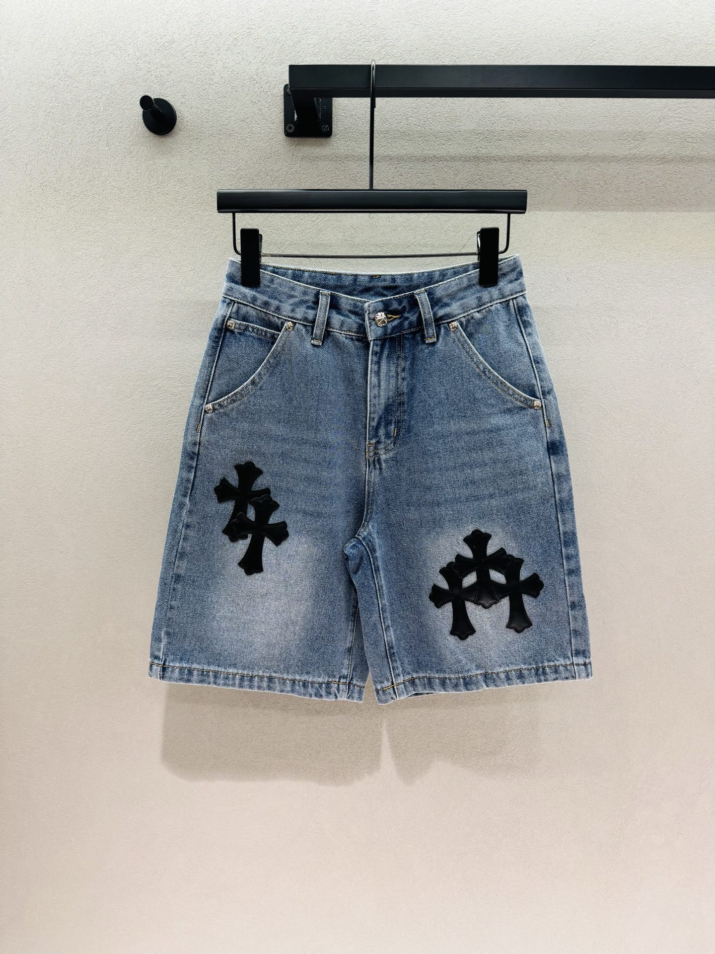 NO:878535,2026 Spring&Summer Chrome Hearts, denim mid-pants, washed blue denim + straight mid-pants style, black leather cross patch, trendy and cool, high-waist design, hiding the flesh and showing straight legs, a must-have for fashionistas~ Size 3,,chrome hearts,198609092026 Spring&Summer 克罗*心,牛仔中裤, 水洗蓝牛仔+直筒中裤版型, 黑色皮质十字架贴布,潮酷感拉满, 高腰设计,藏肉又显腿直,潮人必备～ 三码,,chrome hearts,,Women's clothing