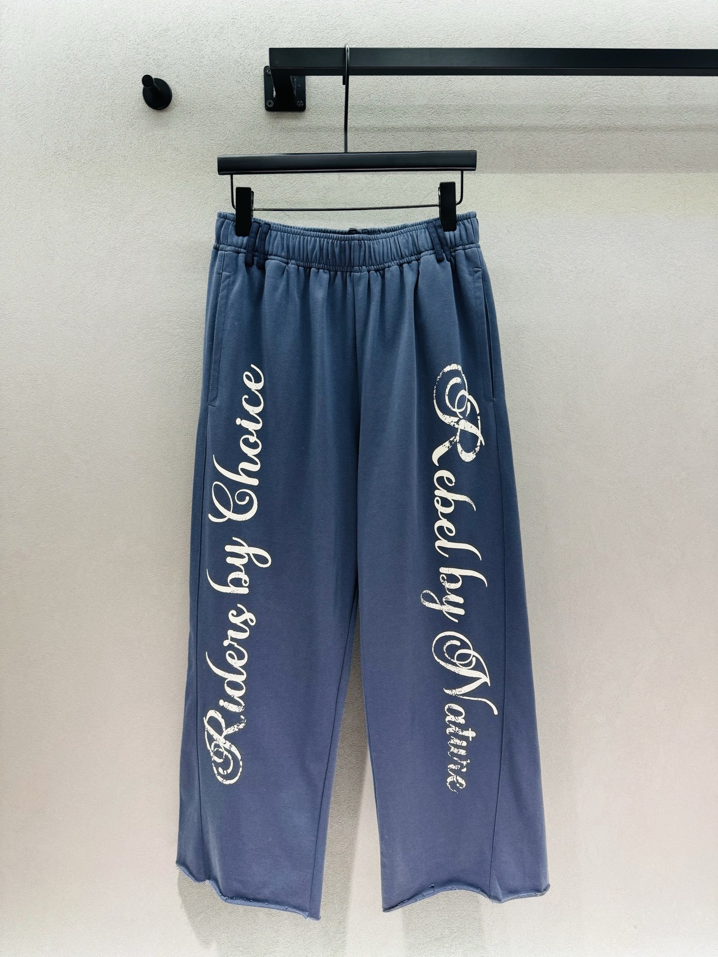 NO:878805,2026 Spring&Summer Ac haze blue letter sweatpants, distressed washed mist blue tone, soft fufu terry fabric, huge sag on the upper legs, a high elastic waist that is not too friendly to the pear-shaped figure, wide hips and thick legs to hide them tightly, and it has a cool and rebellious feeling. Pair it with a short top and it will be so hot~ Three sizes!  ,,198609092026 Spring&Summer Ac雾霾蓝字母卫裤, 做旧水洗的雾蓝色调,软fufu的毛圈面料, 上腿巨垂巨藏肉, 高腰松紧腰对梨形身材不要太友好, 胯宽腿粗全给你藏得严严实实,了 自带又酷又拽的叛逆感, 搭配短上衣直接辣到起飞～ 三码！,,,Women's clothing