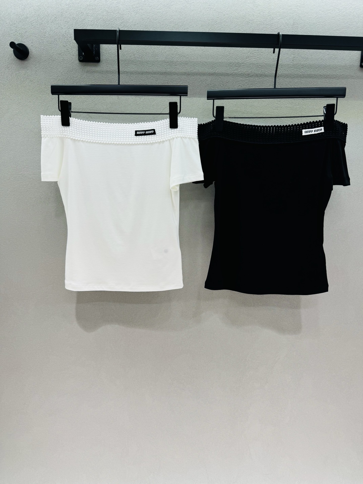 NO:878800,2026 Spring&Summer MM one-shoulder Tencel T-shirt, both black and white are great-looking, one-shoulder design just exposes the collarbone and shoulder line, hollow checkered texture + small logo on the neckline, the sense of detail is directly impressive, slim but not tight version, the upper body becomes right-angled shoulders in seconds, soft fufu fabric, comfortable and breathable in summer~ Two colors, three sizes!  ,,tees,t-shirt,198609092026 Spring&Summer  MM一字肩天丝T恤, 黑白两色都巨好看, 一字肩设计刚好露出锁骨和肩线, 领口的镂空方格肌理+小logo标, 细节感直接封神, 修身但不勒肉的版型,上身秒变直角肩, 软fufu的面料,夏天穿也舒服又透气～ 两色,三码！,,tees，t-shirt,,Women's clothing
