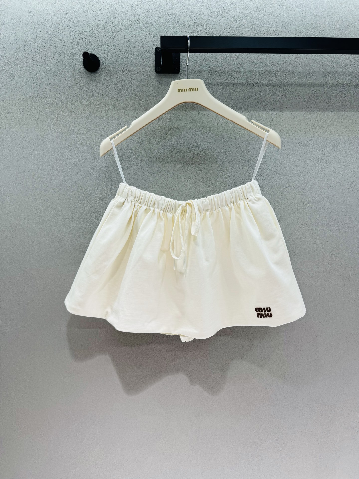 NO:878789,2026 Spring&Summer MM bud skirt, creamy off-white, comes with a soft light filter, gentle to the core, elastic waist + drawstring design, very tolerant of the waistline, not tight but also shows the waist, the small tags on the skirt corners are low-key and exquisite, and the details are straight forward, the fabric is soft and skin-friendly like clouds, it is not boring at all in summer~ Three sizes!  ,,skirts,198609092026 Spring&Summer MM花苞短裙, 奶fufu的米白色,自带柔光滤镜, 温柔到骨子里,松紧腰+抽绳设计, 对腰围的包容度超高,不勒肉还显腰细, 裙角小标低调又精致,细节感直接拉满, 面料软乎乎的,像云朵一样亲肤, 夏天穿完全不闷～ 三码！,,skirts,,Women's clothing