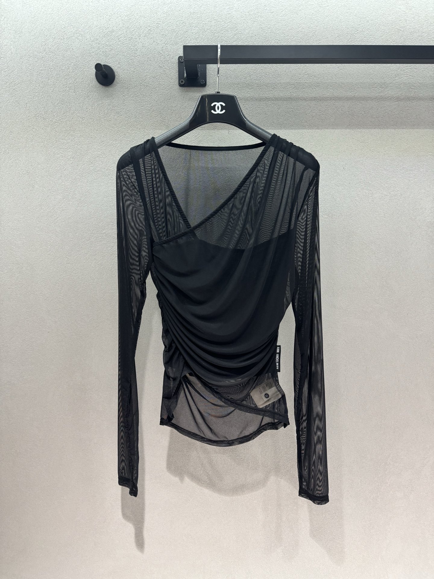 NO:878795,2026 Spring&Summer Ann mesh top, with sloping shoulders + pleats + mesh buff stacks. The sloping shoulders are cut to expose the shoulder line and collarbone, which directly pulls the sense of pure desire. The irregular pleats on the waist side hide the flesh of the waist and abdomen, turning into an hourglass waist in an instant. The outer slightly transparent mesh brings a hazy atmosphere~ Size 3!  ,,198609092026 Spring&Summer Ann网纱上衣, 斜肩+褶皱+网纱buff叠满, 斜肩剪裁露出肩线和锁骨, 纯欲感直接拉满,腰侧的不规则褶皱, 把腰腹肉肉藏得严严实实,秒变沙漏腰, 外层微透网纱自带朦胧氛围感～ 三码！,,,Women's clothing