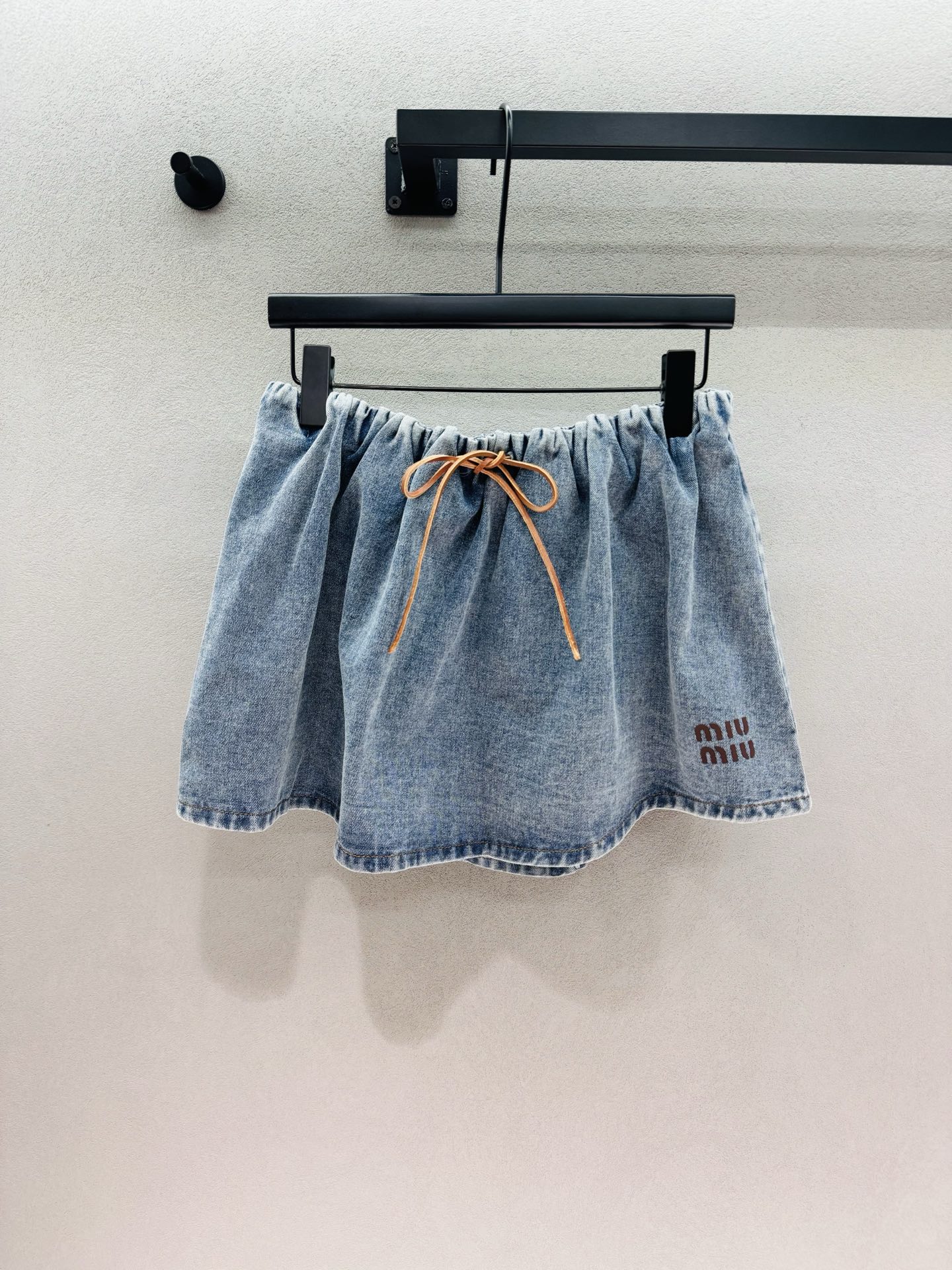 NO:878788,Jacket, Skirt, 2026 Spring&Summer MM style denim suit, distressed washed denim blue with retro filter, a complete set to create a sense of relaxation, short denim jacket with raw edge hem design, revealing a super high waistline, the embroidered logo on the chest is low-key and delicate, paired with a drawstring bud skirt of the same color,  The A-line version hides the fake hip width and thigh flesh, and instantly transforms into cartoon legs, making you look like a sweet and sexy American hottie when worn in one set. It is also super versatile when worn alone ~ Three sizes!  ,,skirts,jackets & coats,19860909外套 半裙 2026 Spring&Summer  MM风牛仔套装, 做旧水洗的牛仔蓝自带复古滤镜, 一整套穿直接拿捏松弛感, 短款牛仔外套毛边下摆设计, 露出腰线超显高,胸口的刺绣标低调又精致, 搭配同色系抽绳花苞短裙, A字版型把假胯宽、大腿肉全藏住,秒变漫画腿一整套穿是又甜又拽的美式辣妹, 拆开单穿也超百搭～ 三码！,,skirts,jackets & coats,,Women's clothing