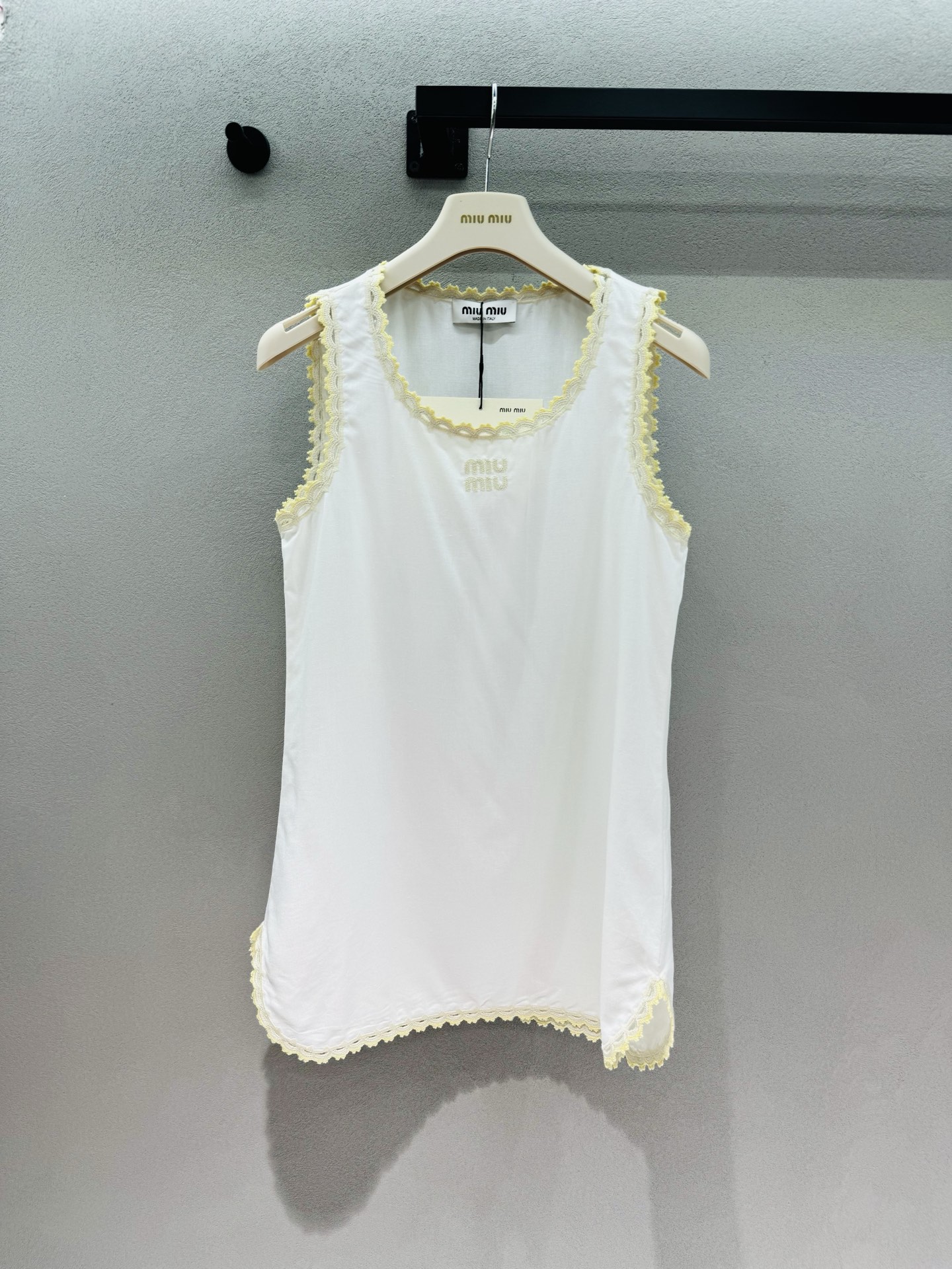 NO:878784,2026 Spring&Summer MM milky white lace vest dress, creamy off-white, edged with goose yellow lace, gentle to the core, the loose version is very tolerant to the figure, not picky at all, hides the flesh and looks slimming, the small embroidery mark on the chest is low-key and exquisite, and the sense of detail is directly full. The whole spring and summer atmosphere is contracted by it~ Three sizes!  ,,skirts,198609092026 Spring&Summer MM奶白蕾丝背心裙, 奶fufu的米白色,边缘缀着鹅黄色蕾丝花边, 温柔到骨子里, 宽松的版型对身材包容度超高, 完全不挑人,藏肉又显瘦, 胸口的小刺绣标低调又精致,细节感直接拉满 一整个春夏的氛围感都被它承包了～ 三码！,,skirts,,Women's clothing