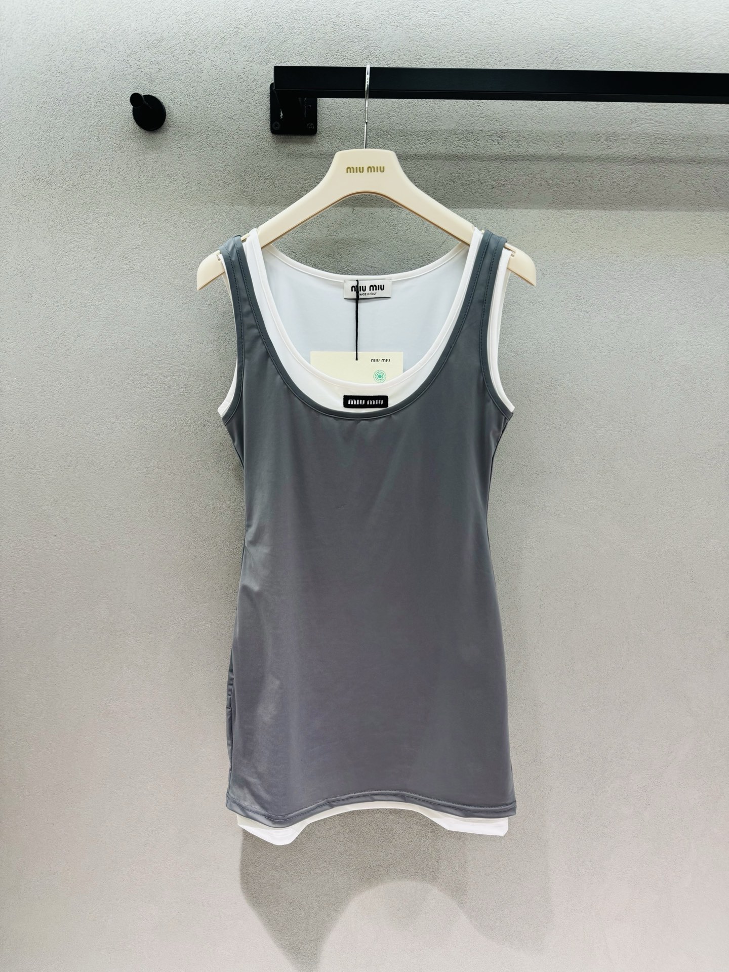 NO:878780,2026 Spring&Summer MM fake two-piece contrasting color tank top, with its own layered design, you don’t have to worry about matching it. The contrasting color of low saturation gray + white is simple and high-end. The slim-fitting but not tight version easily outlines the lines. The small label on the chest is low-key and delicate, and the details are straight away. The ice silk fabric is skin-friendly and breathable, super comfortable to wear in summer~ Three sizes!  ,,skirts,198609092026 Spring&Summer MM假两件撞色背心裙, 自带层次感的设计不用费心搭配, 低饱和灰+白的撞色,简约又高级 修身但不勒肉的版型,轻松勾勒线条感, 胸口的小标低调又精致,细节感直接拉满, 冰丝面料,亲肤又透气,夏天穿超舒服～ 三码！,,skirts,,Women's clothing