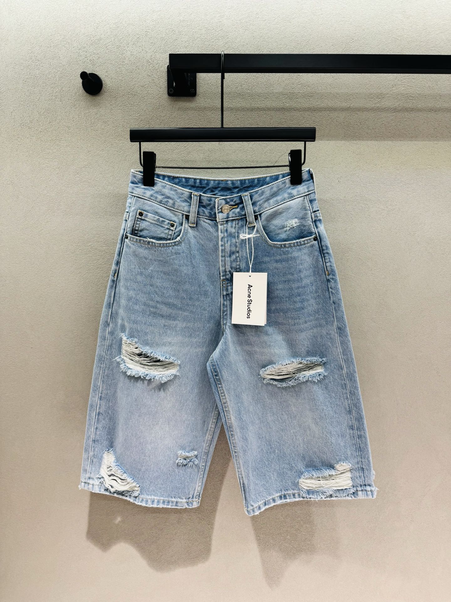 NO:878772,2026 Spring&Summer AC ripped denim midi pants. The light blue washed denim fabric comes with a retro filter. The straight-cut trousers are too straight for the legs. There are many old holes + raw edge design. They are cool and attractive. The high-waisted version + loose trouser legs. The wide hips and thick legs are completely hidden. The must-have versatile pants in the wardrobe. One pair can support the looseness of all outfits~ Three sizes!  ,,198609092026 Spring&Summer AC破洞牛仔中裤, 浅蓝水洗的牛仔面料自带复古滤镜, 直筒五分裤型太显腿直了, 多处做旧破洞+毛边设计,又酷又拽, 高腰版型+宽松裤腿,胯宽腿粗全藏住, 衣柜里必备的百搭神裤, 一条撑起所有穿搭的松弛感～ 三码！,,,Women's clothing