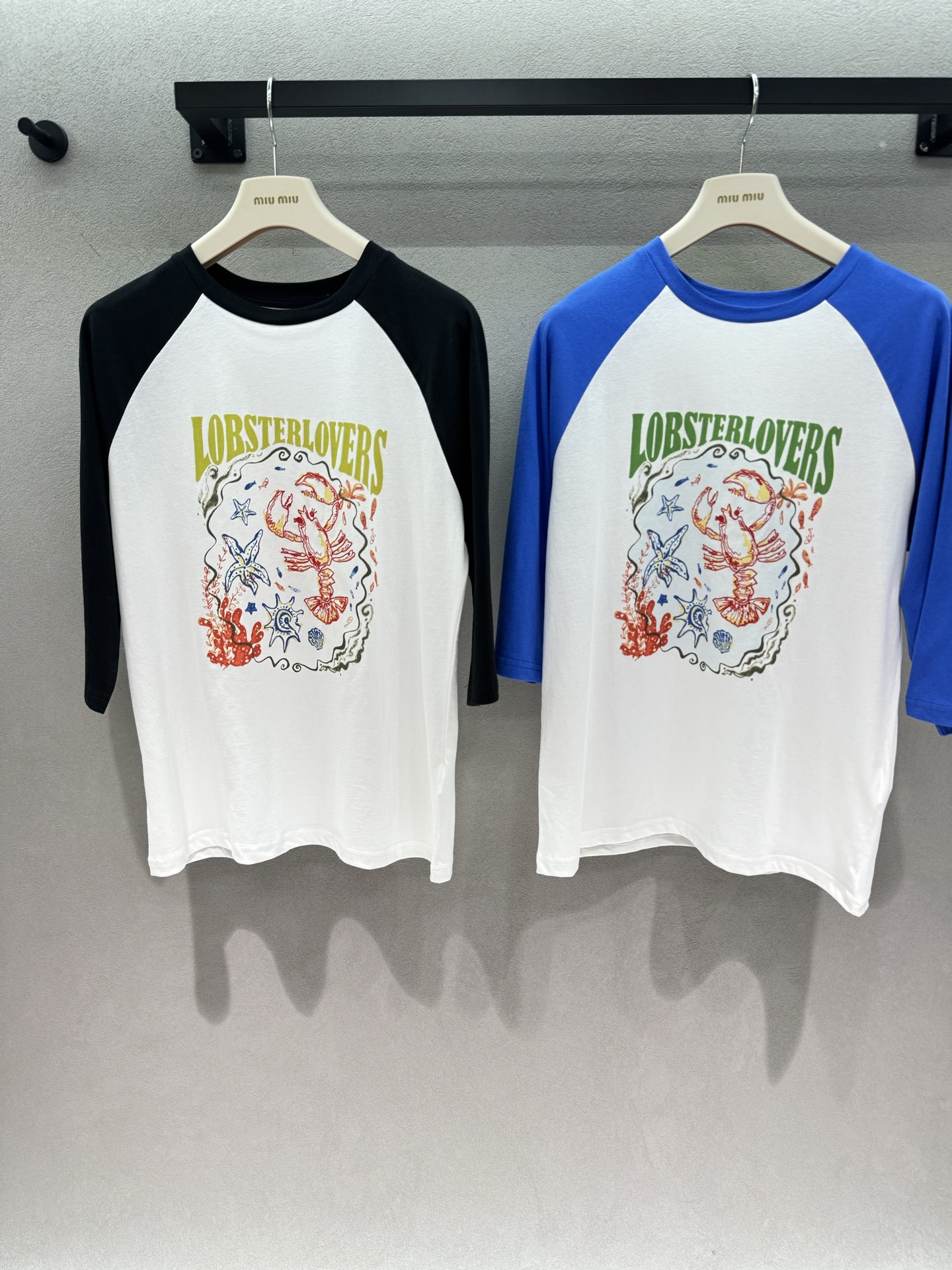 NO:879051,2026 Spring&Summer short sentence, lobster raglan sleeve T-shirt, the loose version is not flattering on the figure, and it is a good way to cover the flesh and make it slimmer. The three-quarter sleeve design just covers the flesh, and the hand-painted lobster print has a sense of western style and high-end. It is perfect when worn alone with denim shorts or a pleated skirt. Any outfit will give you an effortless sense of relaxation. Lazy people can just close their eyes and rush~ Two colors, three sizes!  ,,skirts,shorts,tees,t-shirt,198609092026 Spring&Summer 短句,龙虾插肩袖T恤, 宽松版型不挑身材,遮肉显瘦一把好手, 七分袖设计刚好遮住拜拜肉, 手绘龙虾印花自带洋气高级感, 单穿搭牛仔短裤、配百褶裙都超绝, 随便一套就是不费力的松弛感, 懒人直接闭眼冲～ 两色,三码！,,skirts,shorts,tees，t-shirt,,Women's clothing