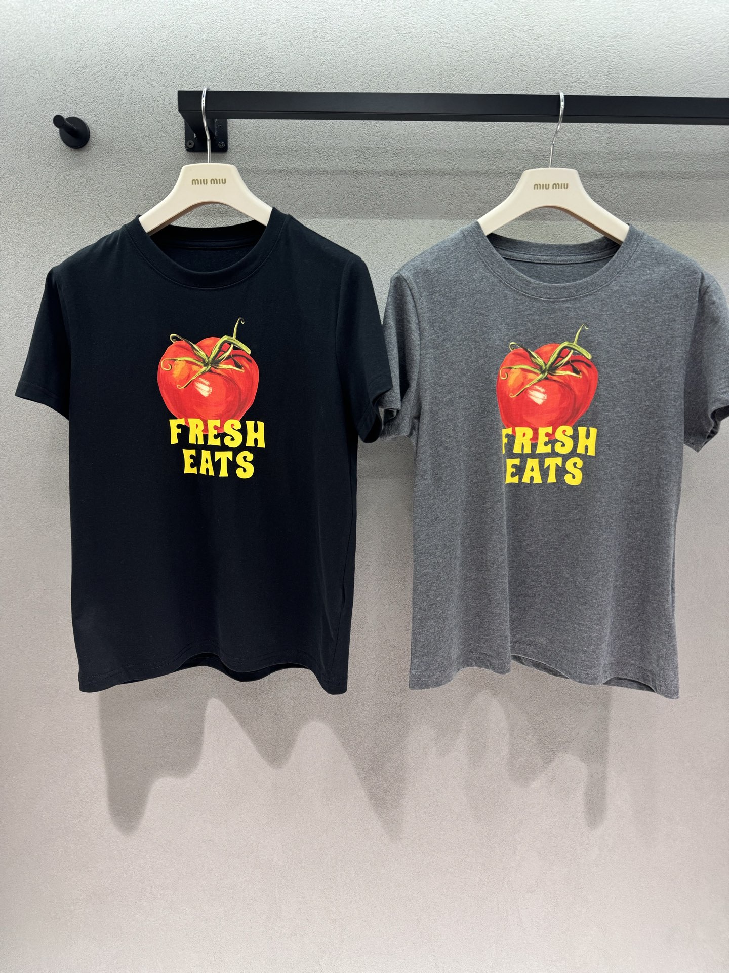 NO:879054,2026 Spring&Summer Short sentence, tomato T, a sweet and cool tomato printed T-shirt!  The fit-fitting silhouette is neat and non-sloppy on the upper body. Pair it with high-waisted pants to directly optimize body proportions. The hand-painted tomato print + contrasting letter design is energetic and versatile, with a high rate of return. Both black and gray colors are super versatile~ Two colors, three sizes!  ,,tees,t-shirt,198609092026 Spring&Summer 短句,番茄T, 又甜又酷的番茄印花T恤啊！ 合身的版型上身利落不拖沓, 搭配高腰裤直接优化身材比例, 手绘番茄印花+撞色字母设计, 活力又百搭,回头率超高, 黑、灰两色都超百搭～ 两色,三码！,,tees，t-shirt,,Women's clothing