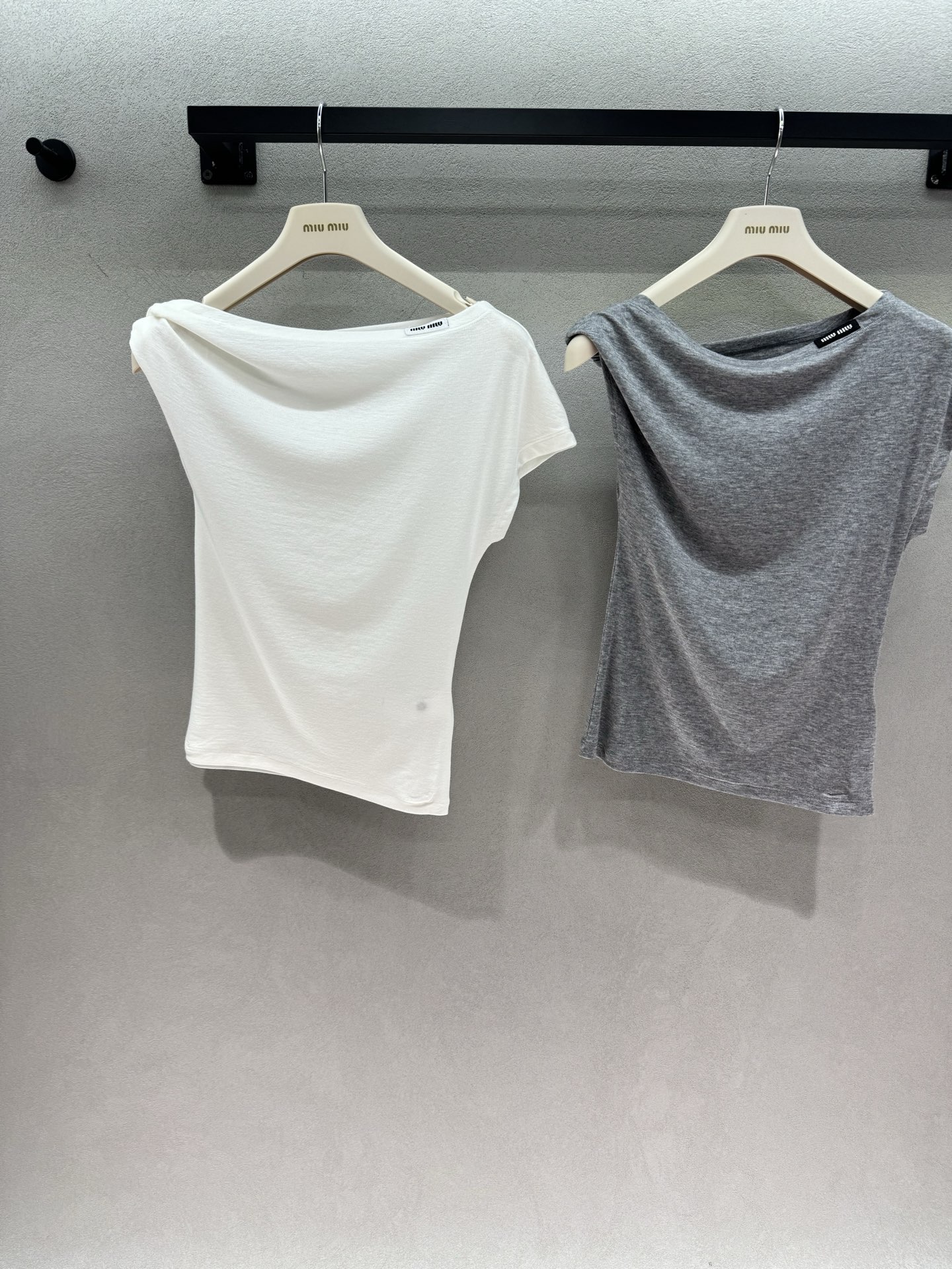 NO:879056,2026 Spring&Summer MM sloping shoulder top, asymmetrical sloping shoulder design + smooth fabric, with a lazy and relaxed feeling, small exposed collarbones, super slimming, white/grey two gentle and versatile colors, gentle and elegant when worn alone, it is also excellent with suits and denim jackets.  ,,jackets & coats,business suit,198609092026 Spring&Summer  MM斜肩上衣, 不对称斜肩设计+柔滑面料, 自带慵懒松弛感,小露锁骨超显瘦, 白/灰两个温柔百搭色,单穿温柔又气质, 搭配西装、牛仔外套也超绝, 面料软fufu的,上身舒服又透气, 夏天穿完全不闷汗, 随便一套就是韩系女主既视感～ 两色,三码！,,jackets & coats,business suit,,Women's clothing