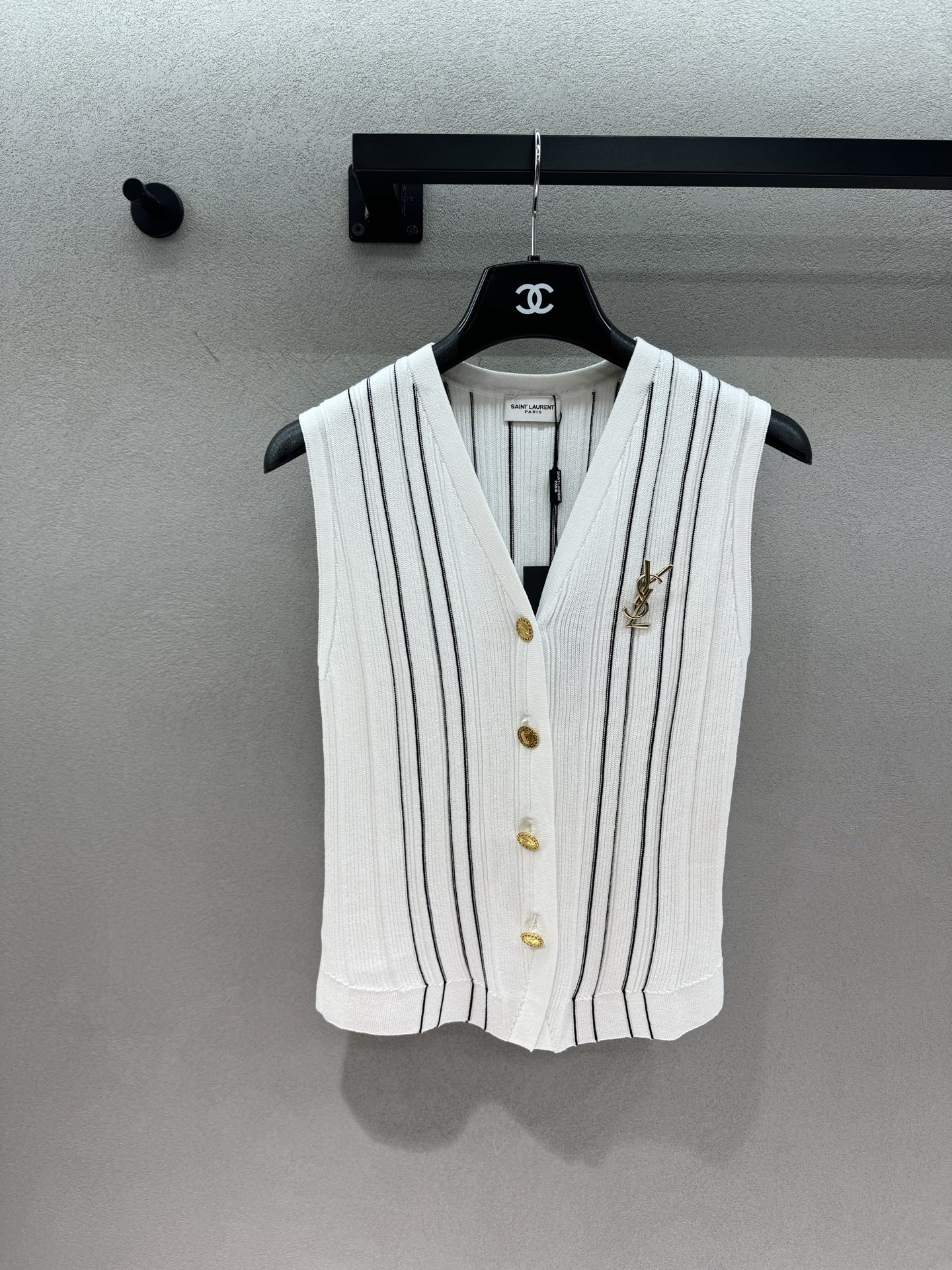 NO:879042,2026 Spring&Summer YS*, black and white striped knitted vest, neat V-neck + vertical stripe design, slimming buff on the upper body, perfectly elongating the neck line, low-key and exquisite, embellished with gold buttons + brand metal logo, both black and white are super versatile, can be worn for commuting, dating, and daily wear, elegant when worn alone, full of layering when layered, it is simply a versatile artifact in the wardrobe~ Two colors, three sizes!  ,,198609092026 Spring&Summer  YS*,黑白条纹针织马甲, 利落的V领+竖条纹设计,上身自带显瘦buff,完美拉长颈部线条,低调又精致, 金色纽扣+品牌金属标点缀, 黑白两色都超百搭, 通勤、约会、日常穿都能hold住, 单穿优雅,叠穿层次感十足, 简直是衣柜里的百搭神器～ 两色,三码！,,,Women's clothing